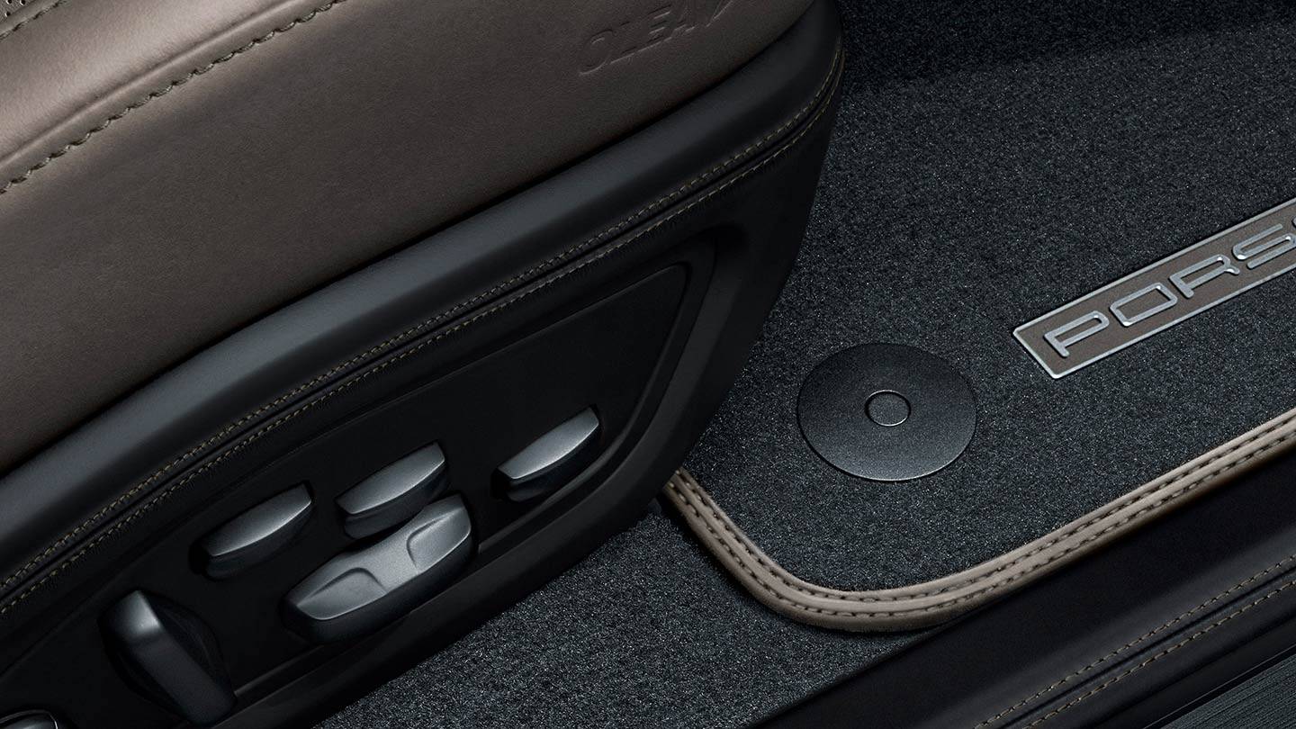 Porsche Taycan Anyone select the "Center Console Trim in Leather" option? seat console leather