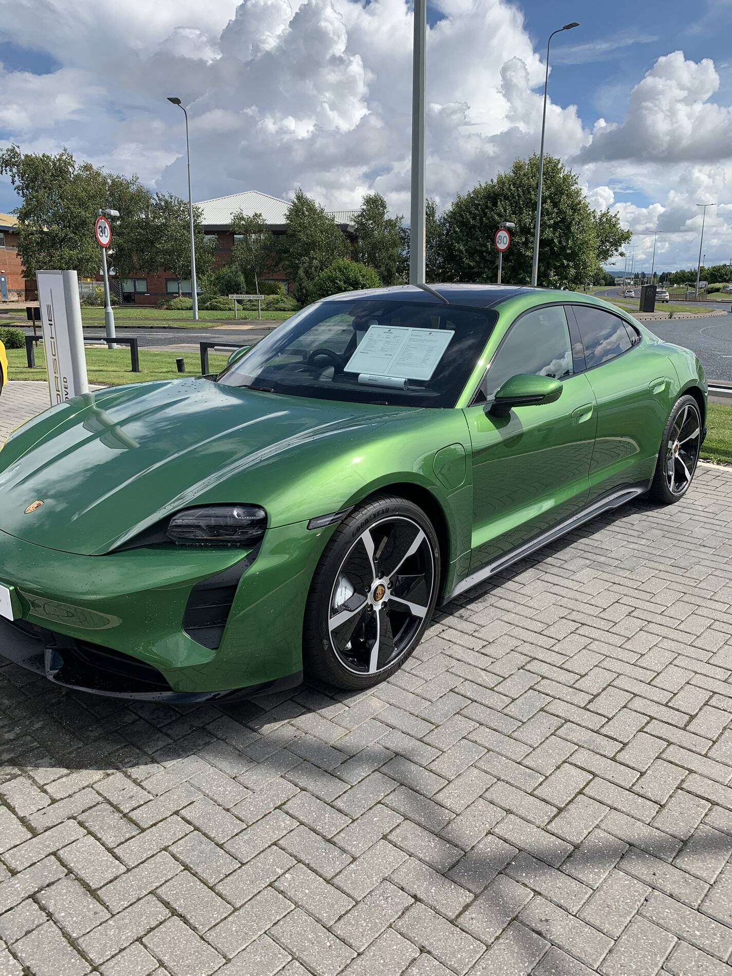 Porsche Taycan MAMBA GREEN Taycan Club 7686AAC0-C26F-48A0-A43C-42F2D2854A3F