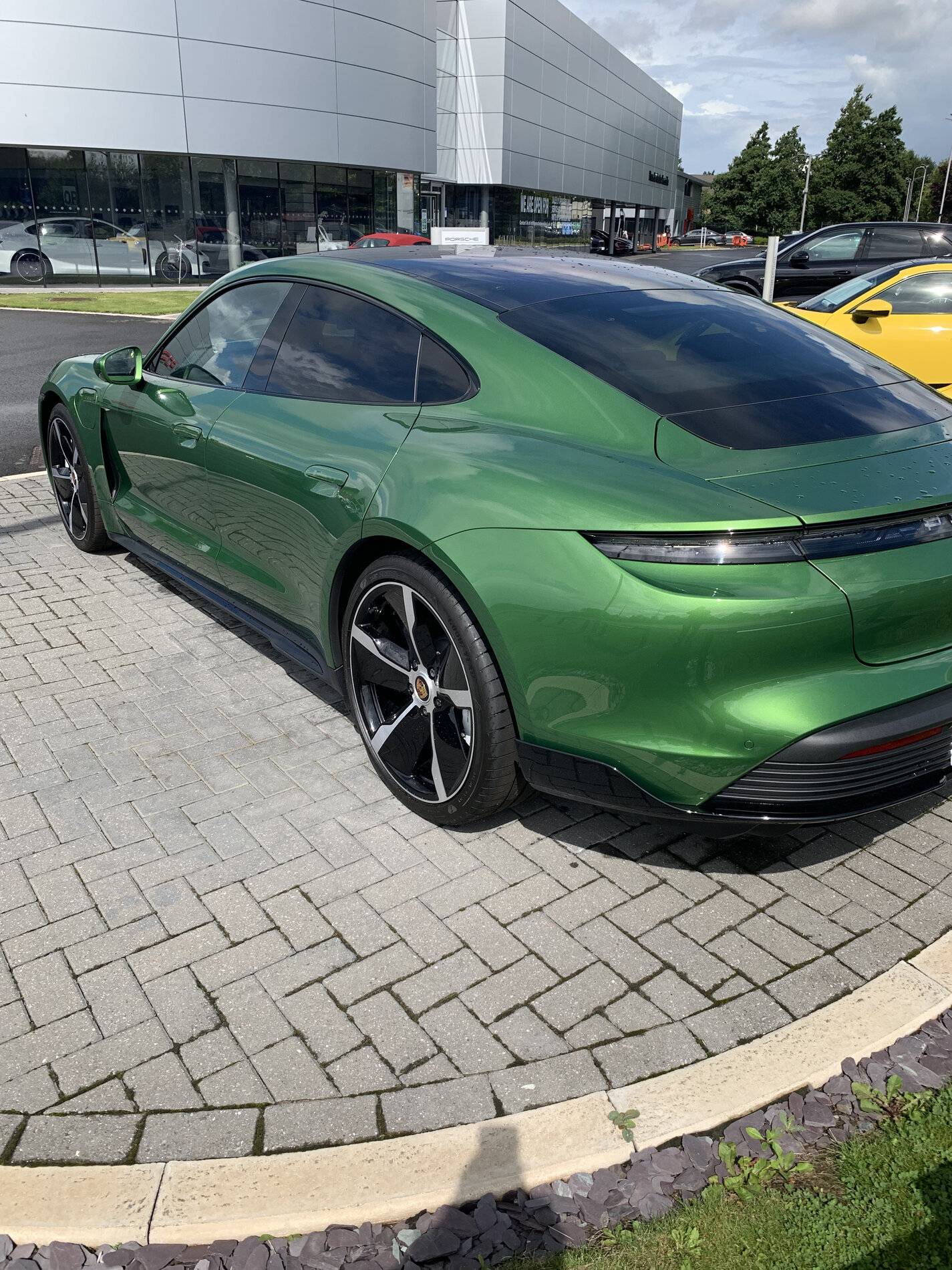 Porsche Taycan MAMBA GREEN Taycan Club 1798C871-84A5-4495-9C29-524DB552F528