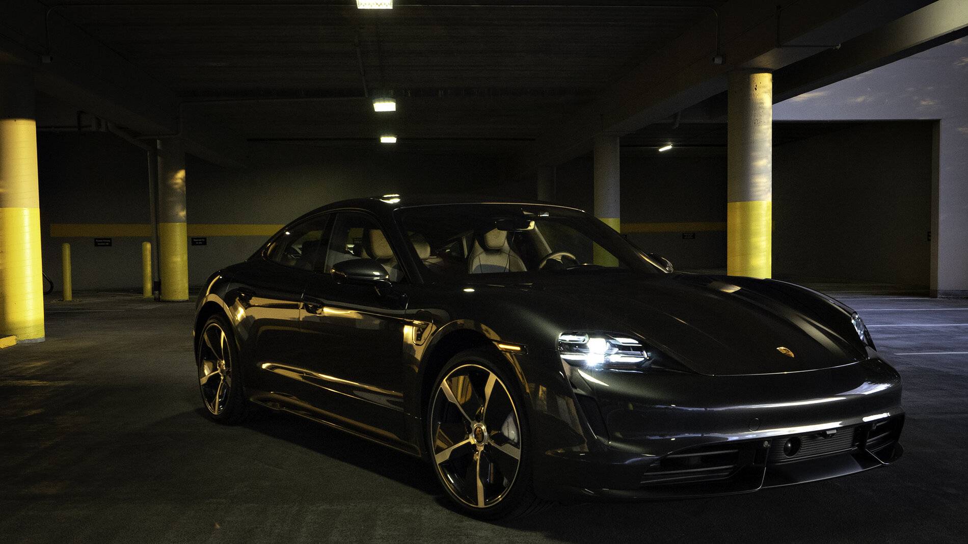 Porsche Taycan VOLCANO GREY Taycan Club DSC00077sm