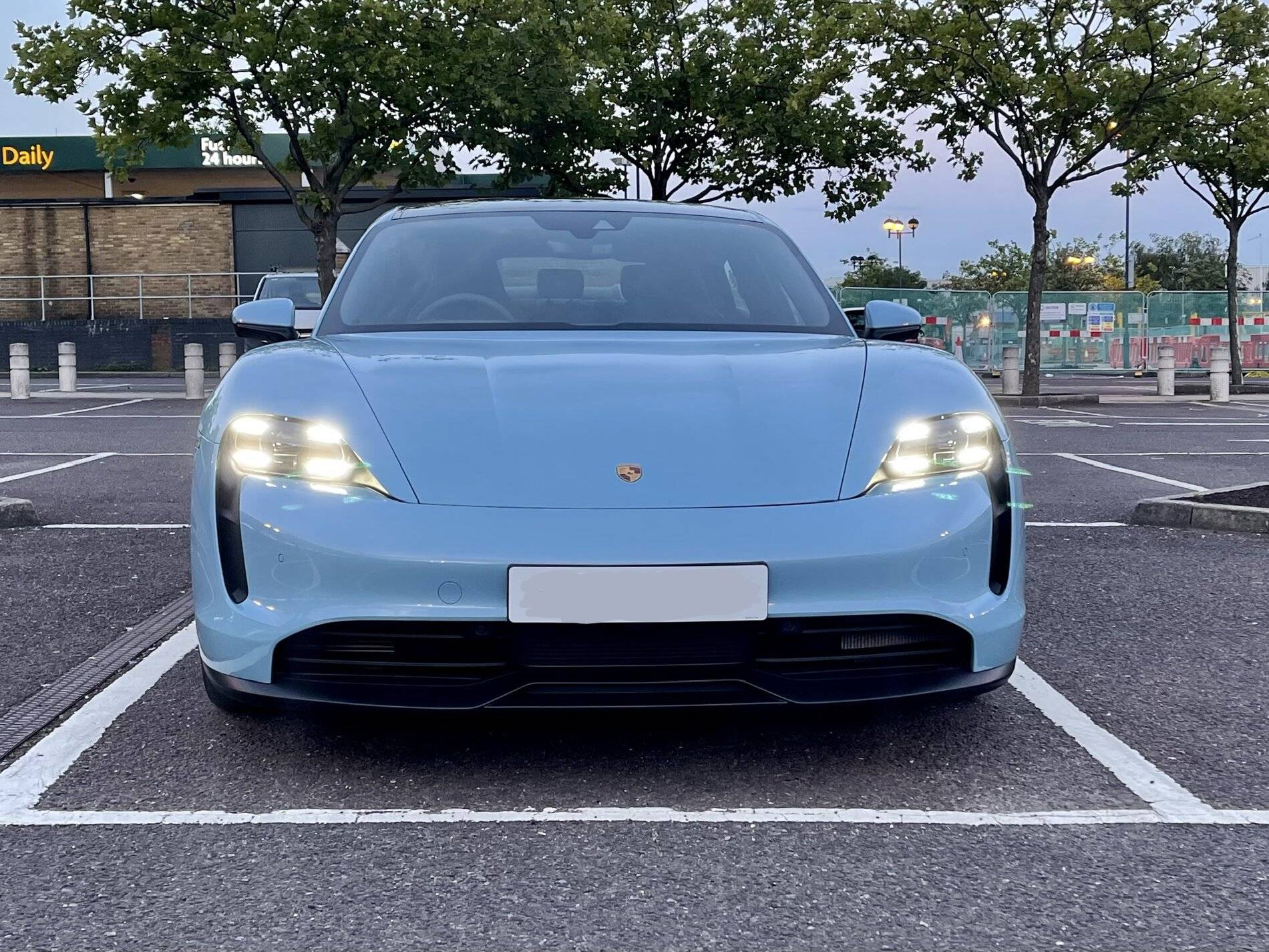 Porsche Taycan FROZEN BLUE Taycan Club BB8922D1-5B2B-4F69-957D-D2FA3CB027C4