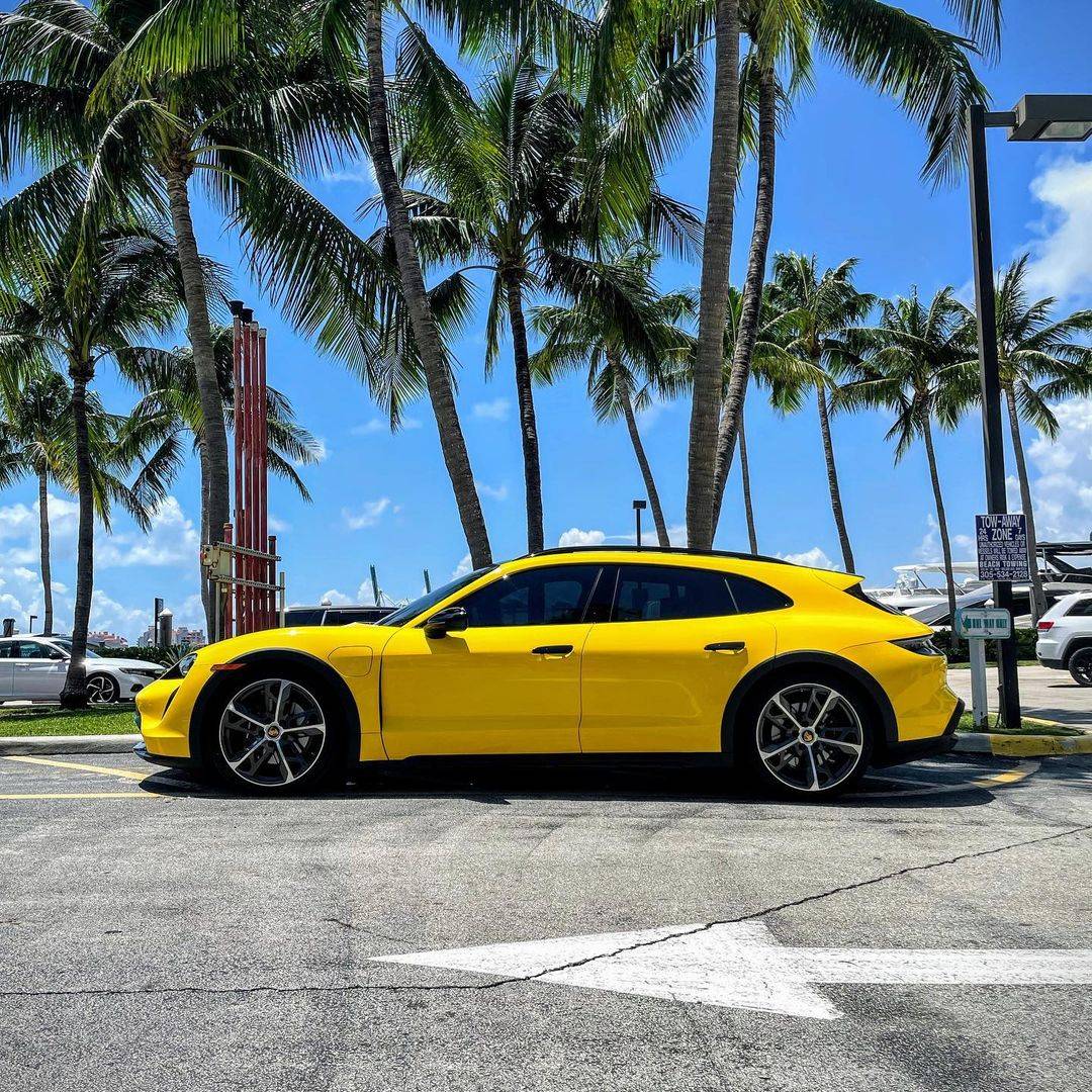 Porsche Taycan Yellow Cross Turismo (wrapped) 239746669_364255508616333_7443496968436743649_n