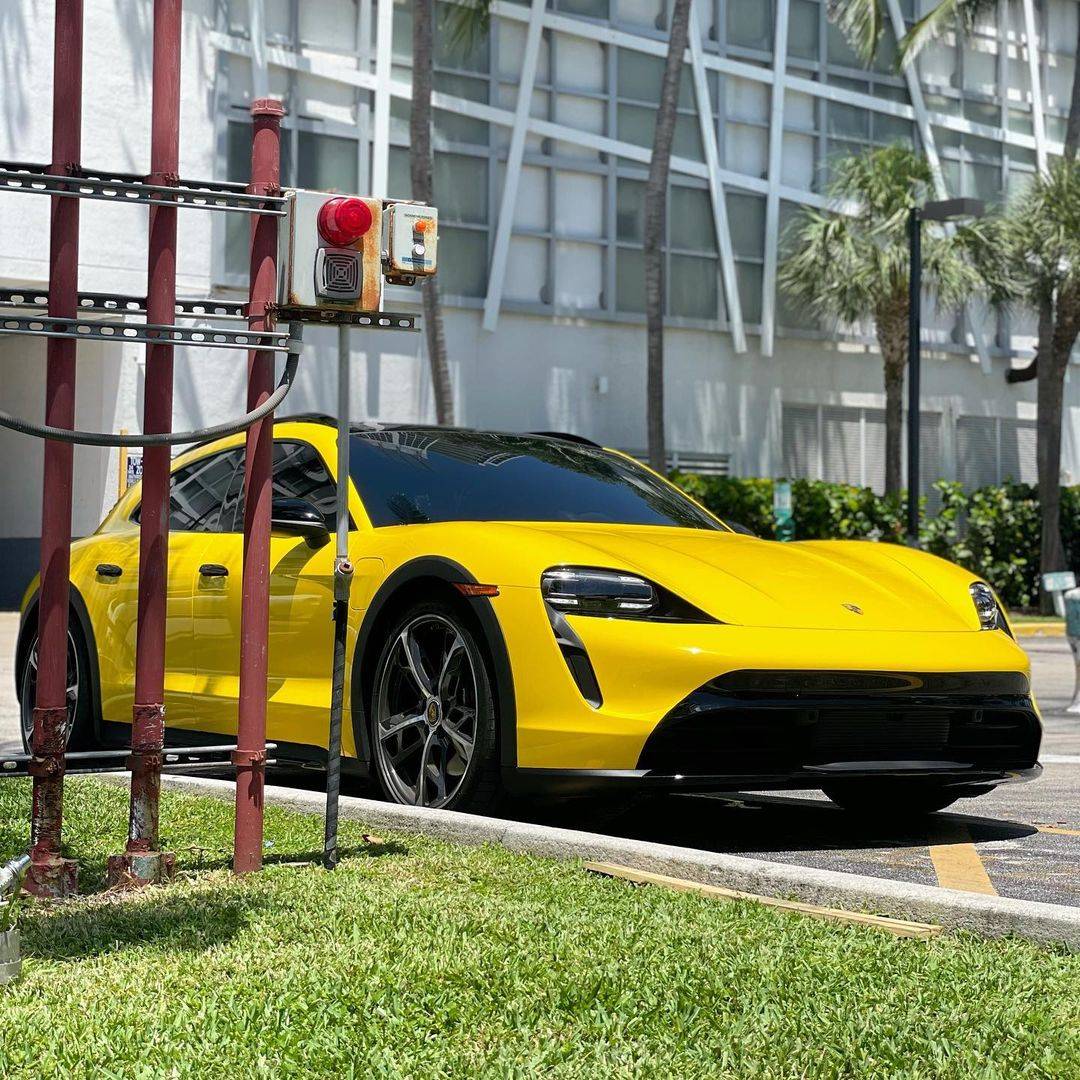 Porsche Taycan Yellow Cross Turismo (wrapped) 240006897_932348067317359_8780361539575003124_n