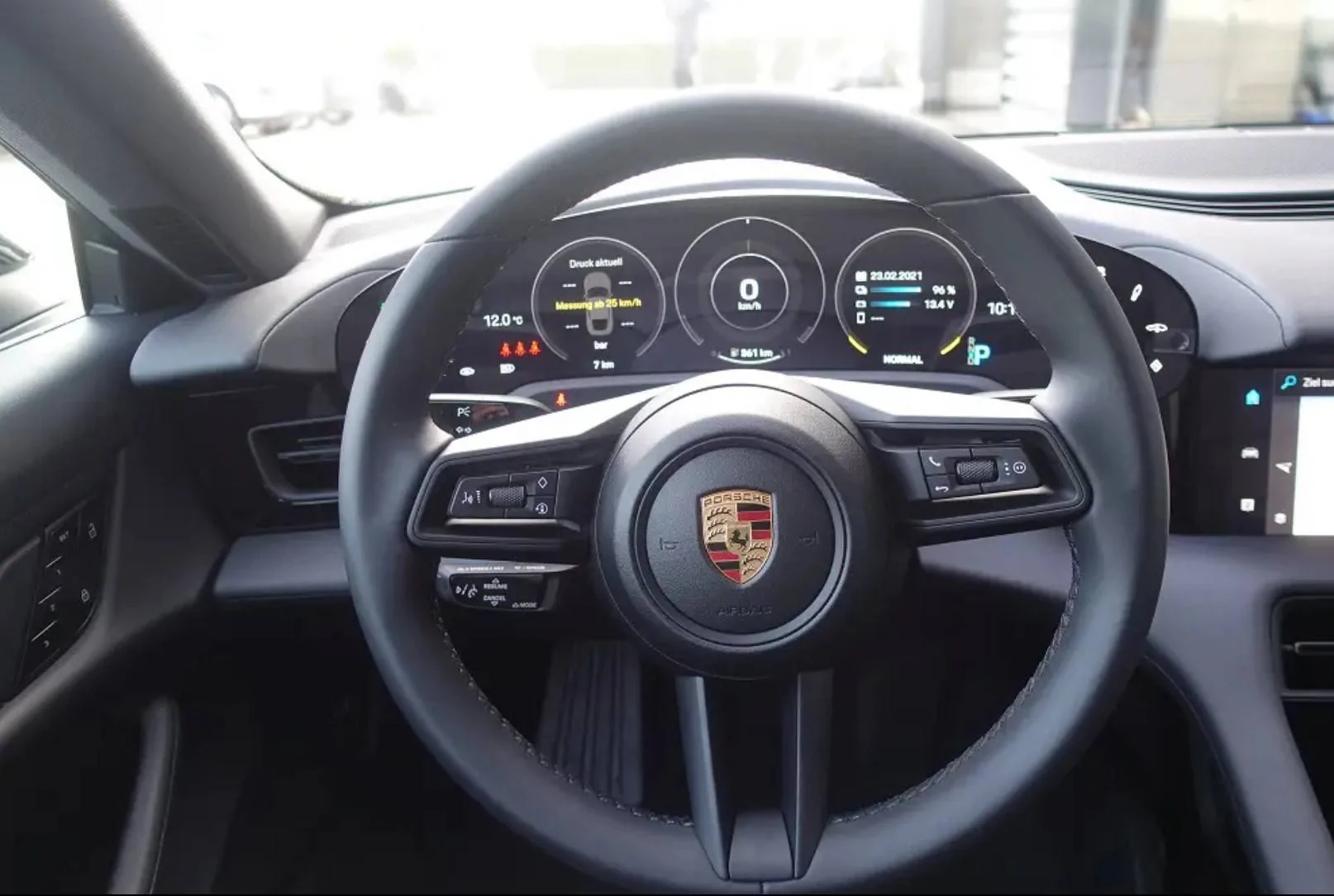 Porsche Taycan Different steering wheels s