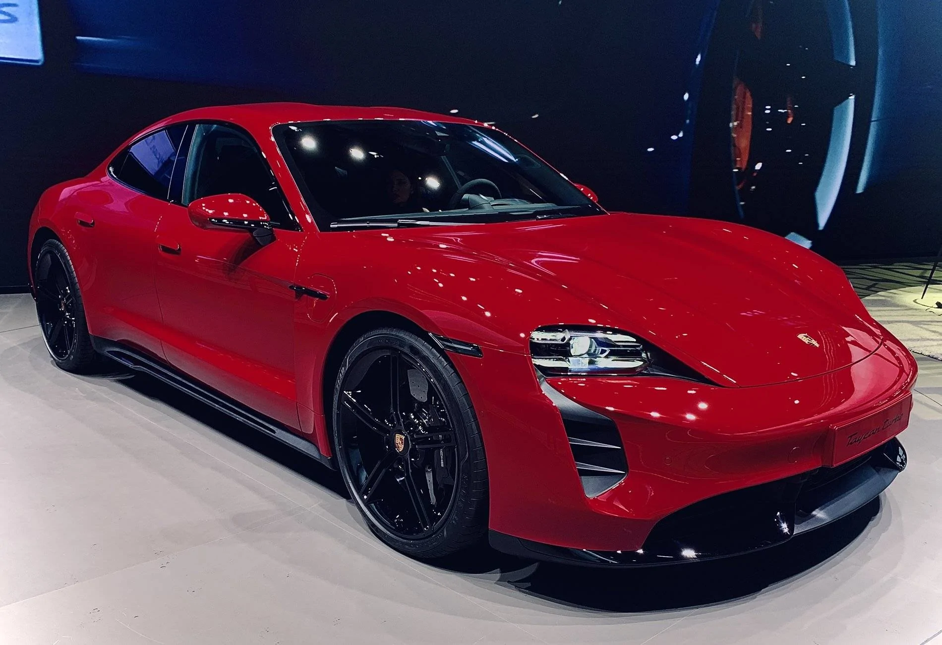 Porsche Taycan CARMINE RED Taycan Club B000A706-A9B8-4194-94CD-7B0542AF1925