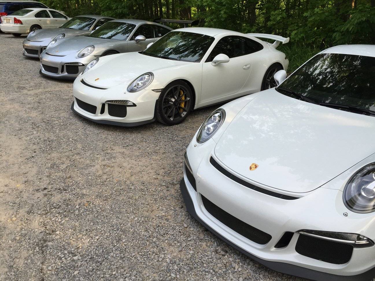 Porsche Taycan Help! White or Carrera White Met image_3521474763c18e897b75df6eeb7d9372e99fdbc6