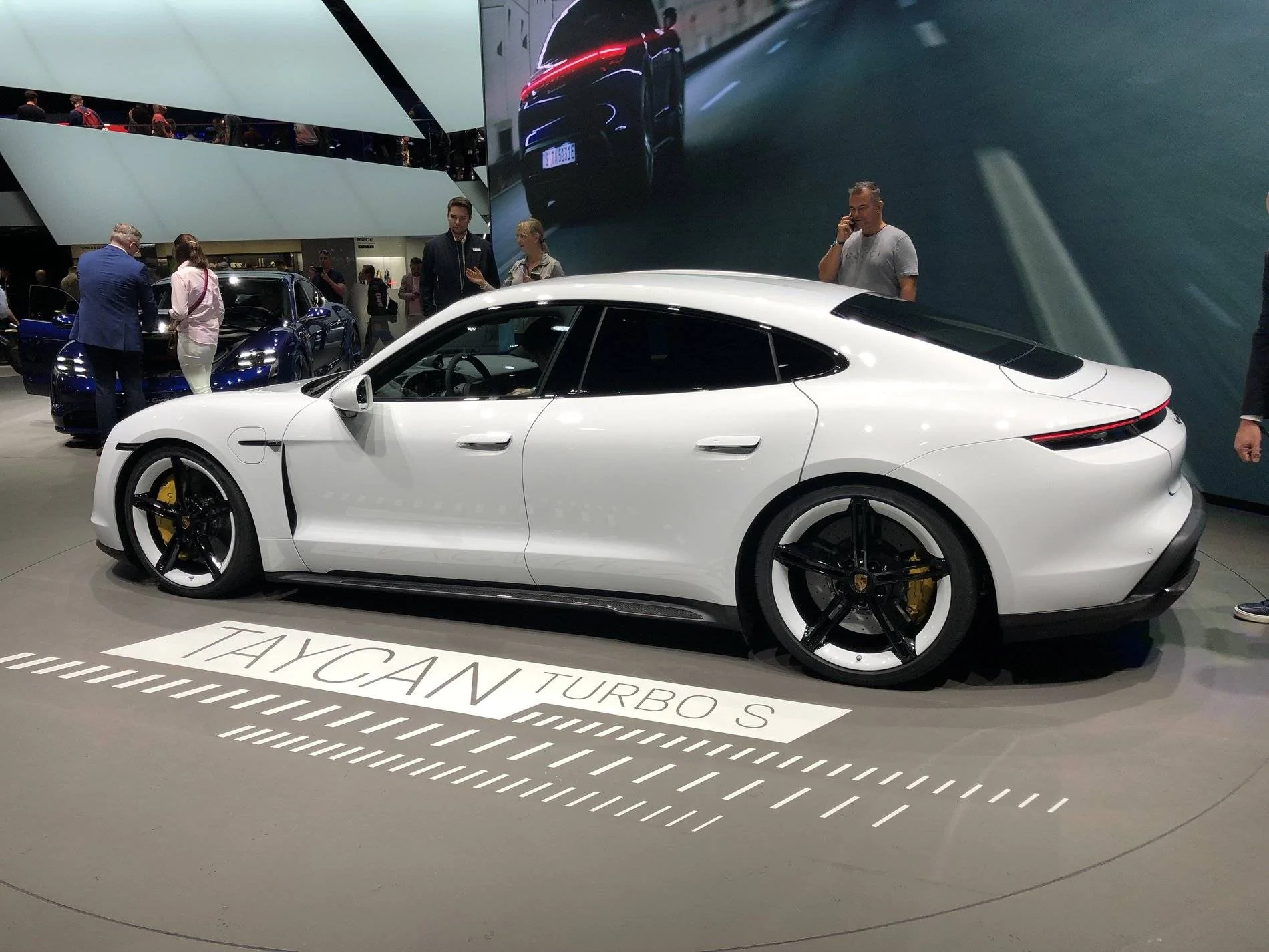 Porsche Taycan Frozen Blue and Gentian Blue Taycan 4S (From LA Auto Show Debut) vD50lyWxQ7yxfYWOQCNNyQ