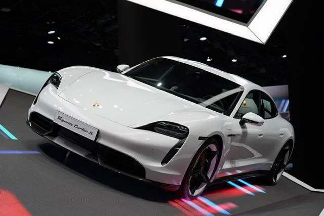 Porsche Taycan Help! White or Carrera White Met 6D80671E-7FA7-4429-9B50-0ABA71BD80D3