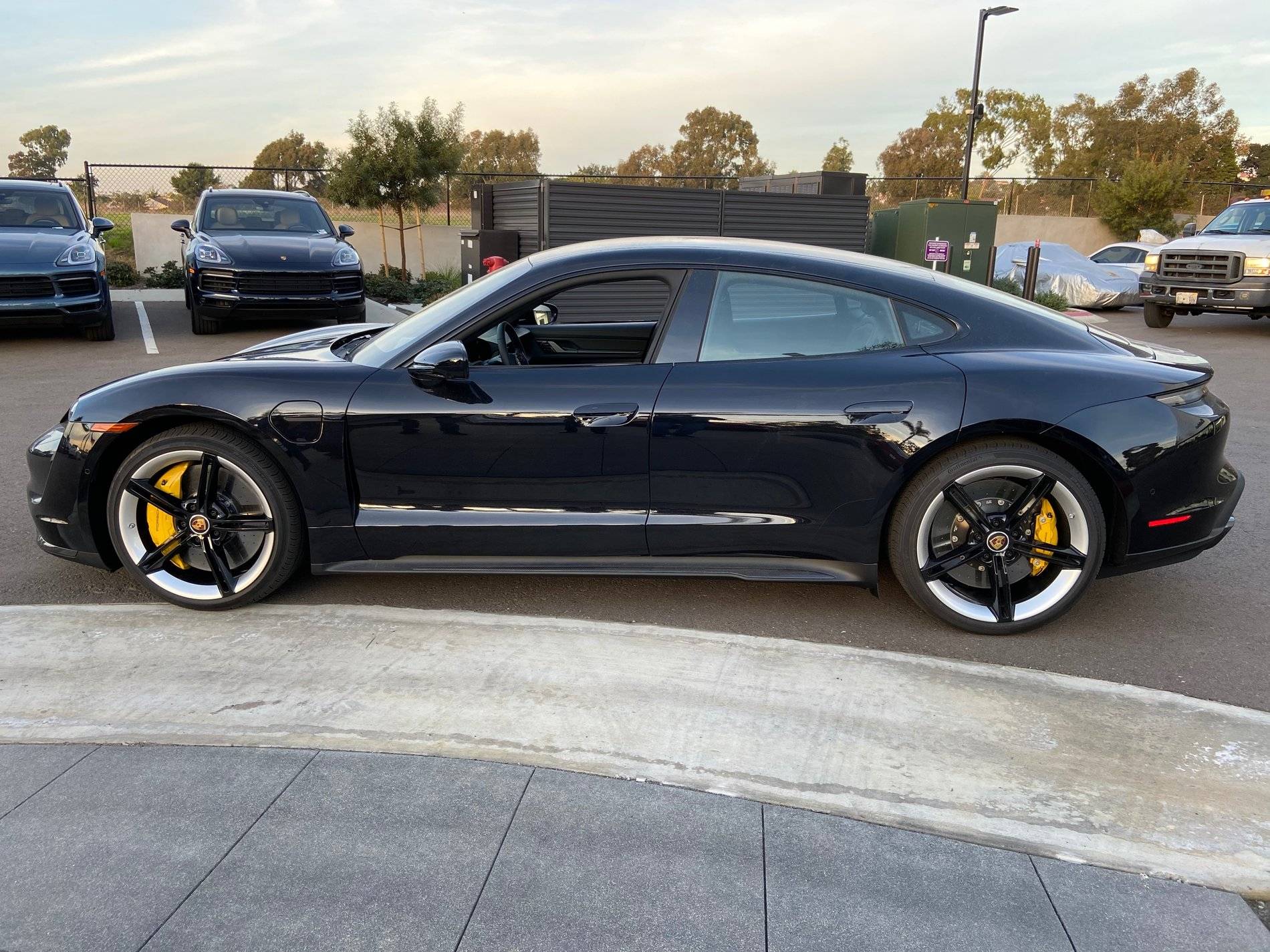 Porsche Taycan BLACK / JET BLACK Taycan Club IMG_4324