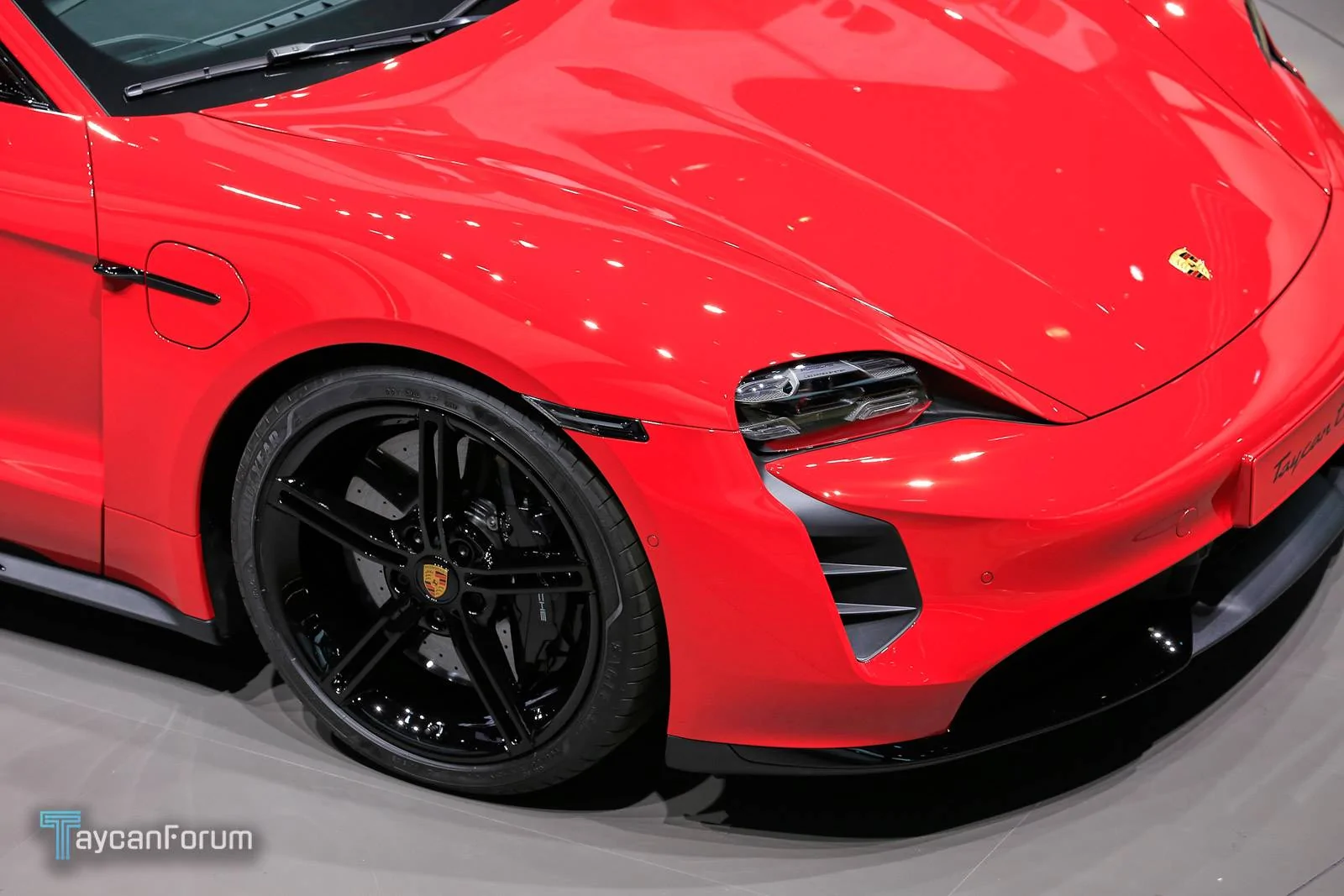 Porsche Taycan CARMINE RED Taycan Club taycan-frankfurt-25470_-jpg
