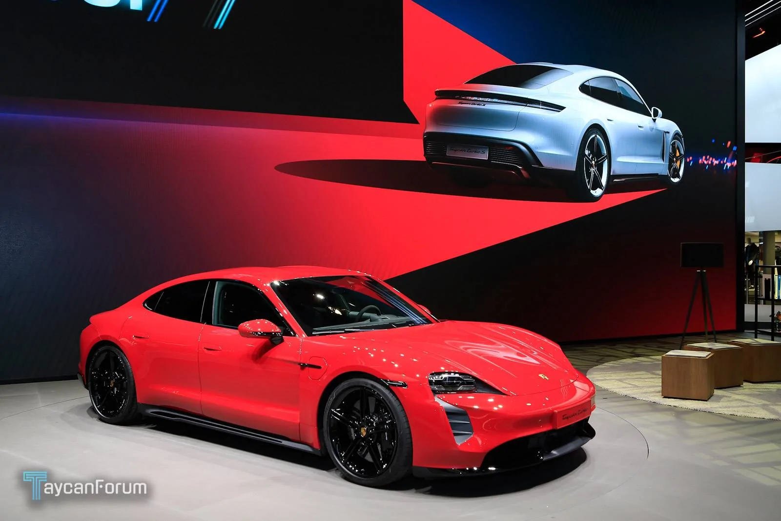 Porsche Taycan CARMINE RED Taycan Club taycan-frankfurt-25476_-jpg