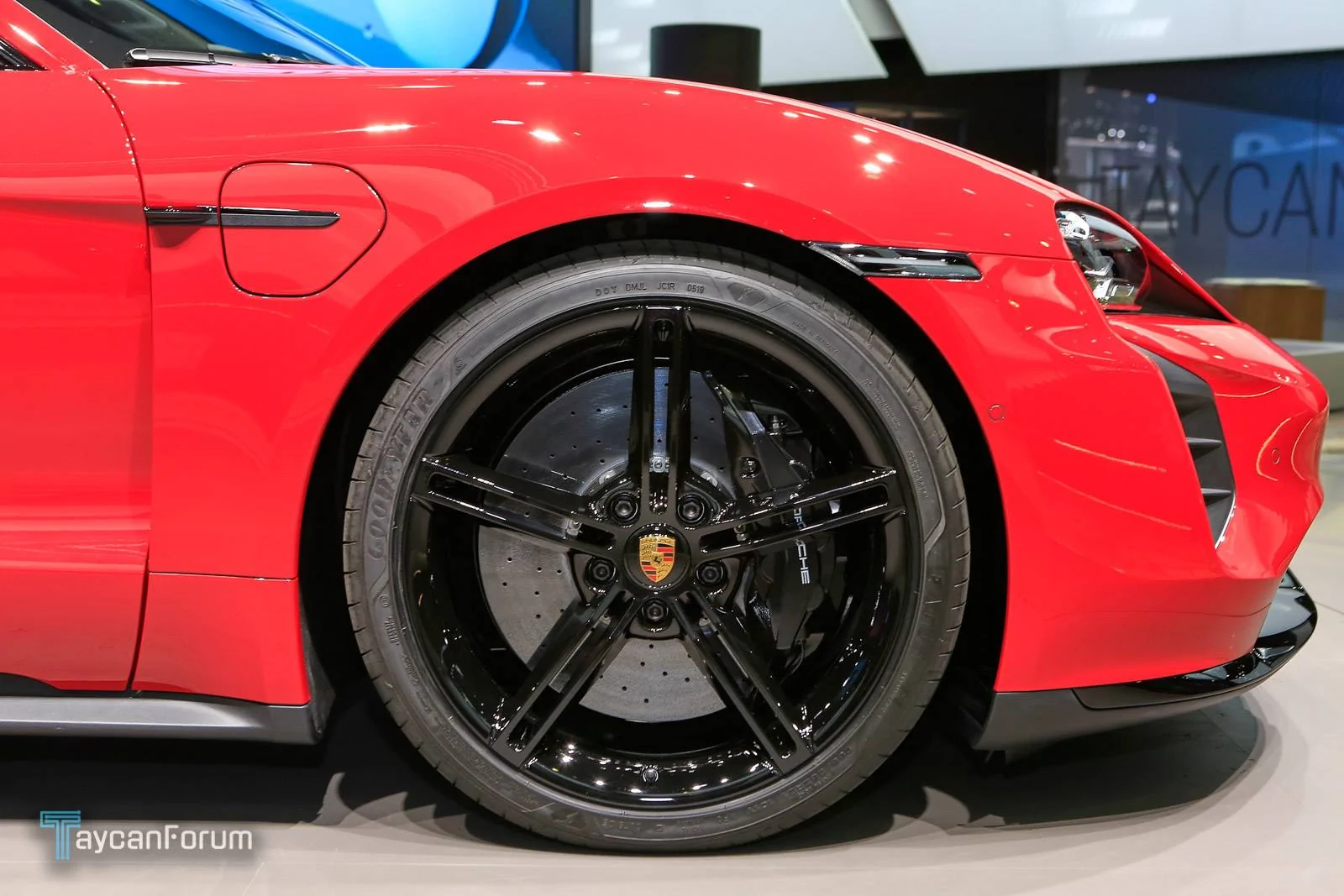 Porsche Taycan CARMINE RED Taycan Club taycan-frankfurt-25479_-jpg