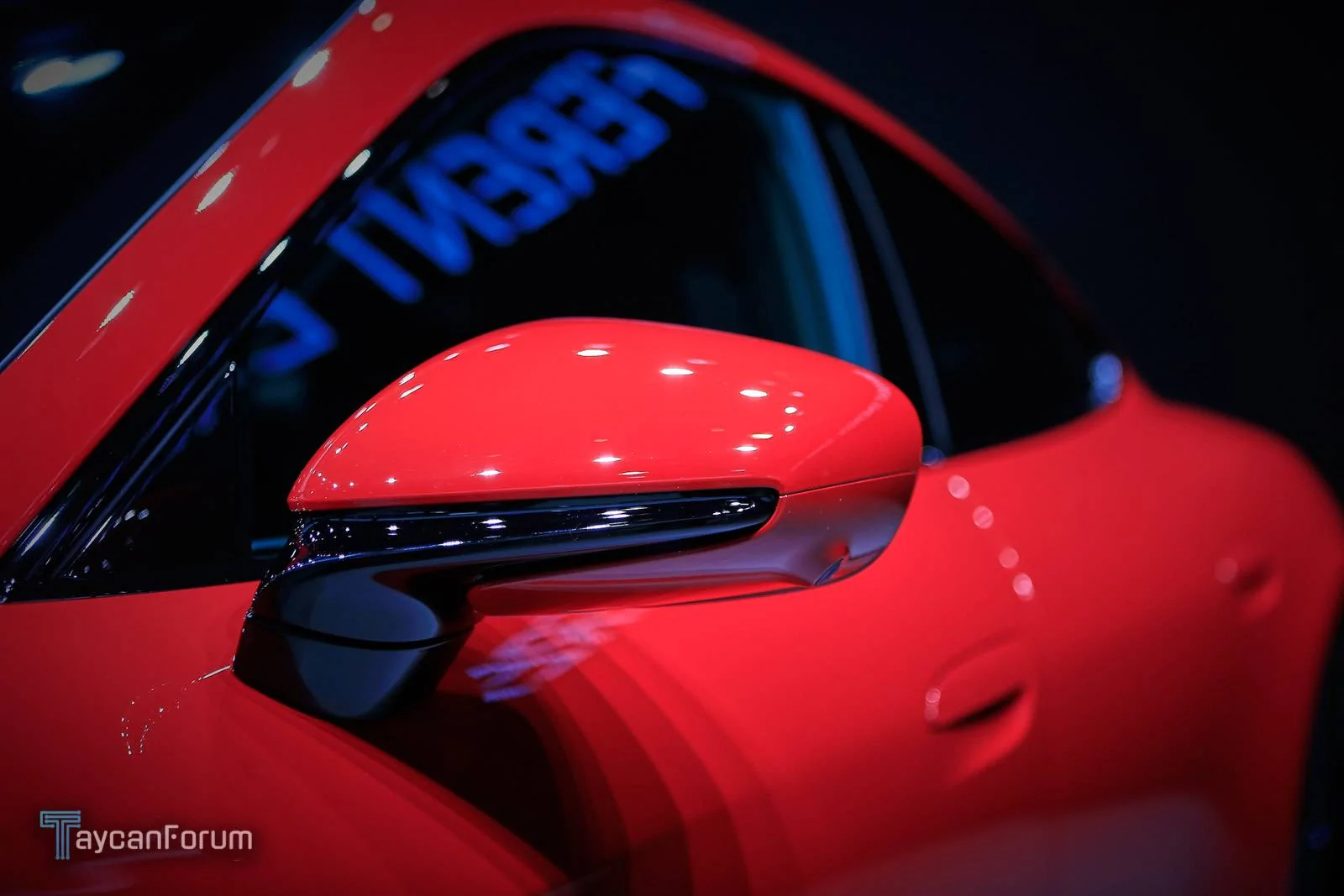 Porsche Taycan CARMINE RED Taycan Club taycan-frankfurt-25482_-jpg