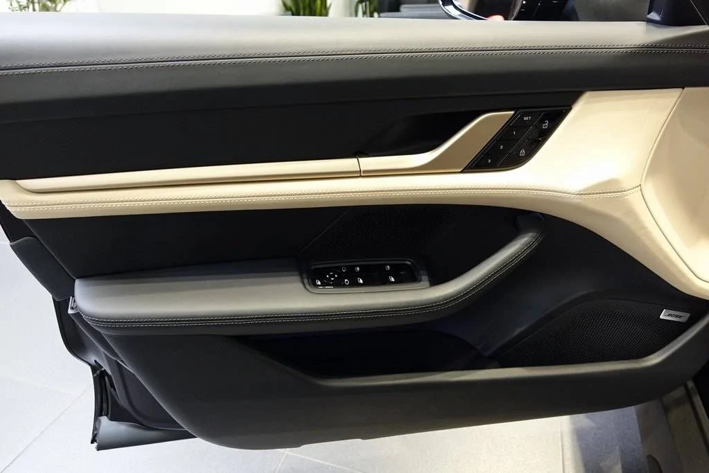 Porsche Taycan BLACK / JET BLACK Taycan Club 2020 Jet Black Taycan Turbo 6