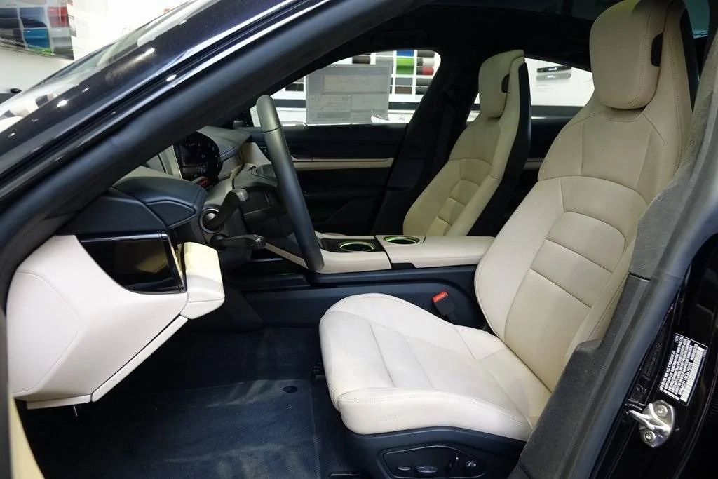 Porsche Taycan BLACK / JET BLACK Taycan Club 2020 Jet Black Taycan Turbo 7