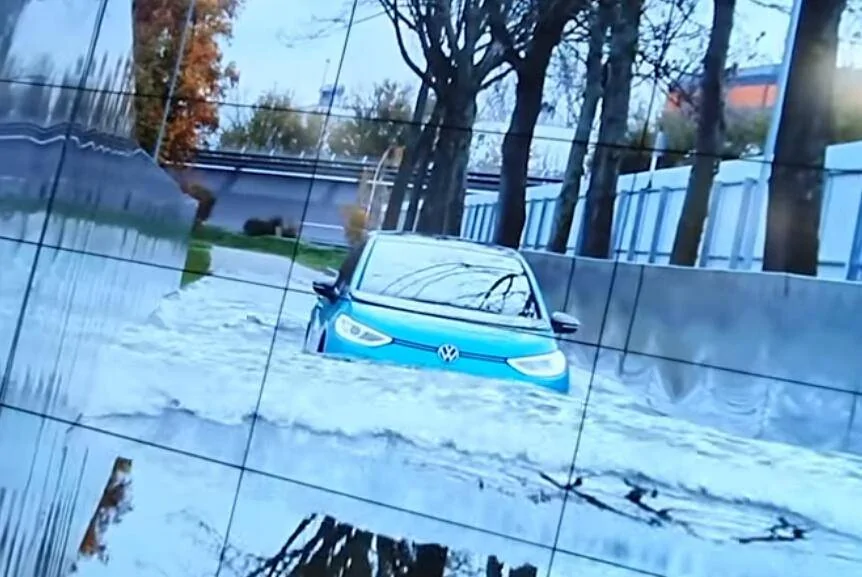 Porsche Taycan Submarine driving snip_20200104192814