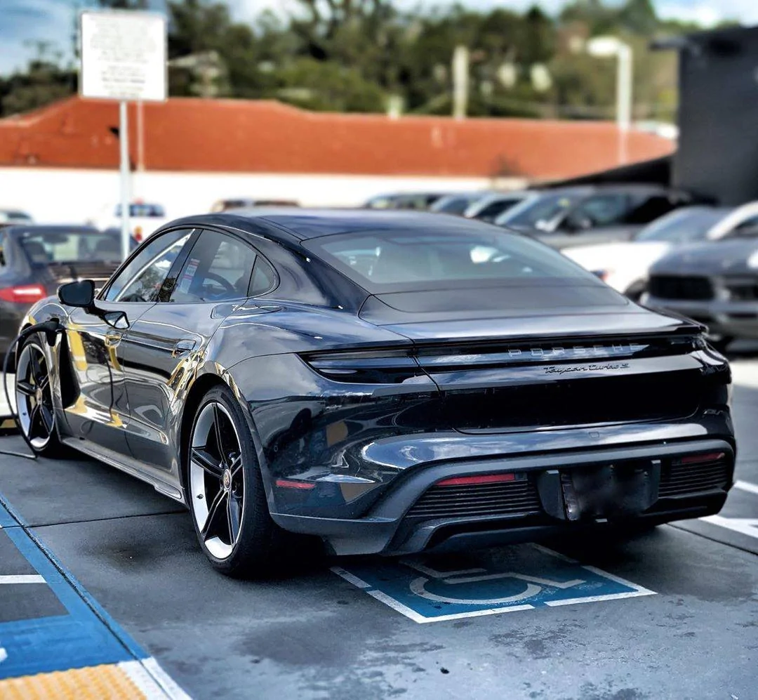 Porsche Taycan BLACK / JET BLACK Taycan Club Porsche Taycan Black 2