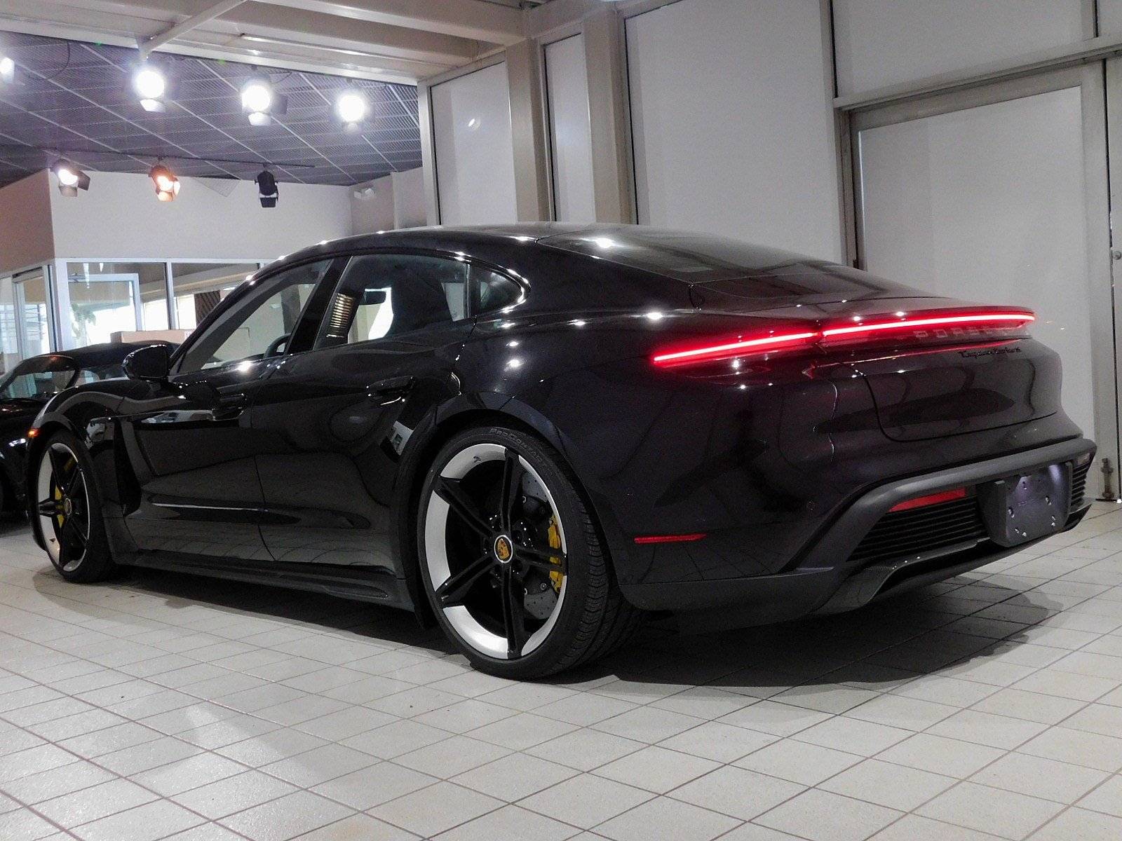Porsche Taycan BLACK / JET BLACK Taycan Club Porsche Taycan Black 9