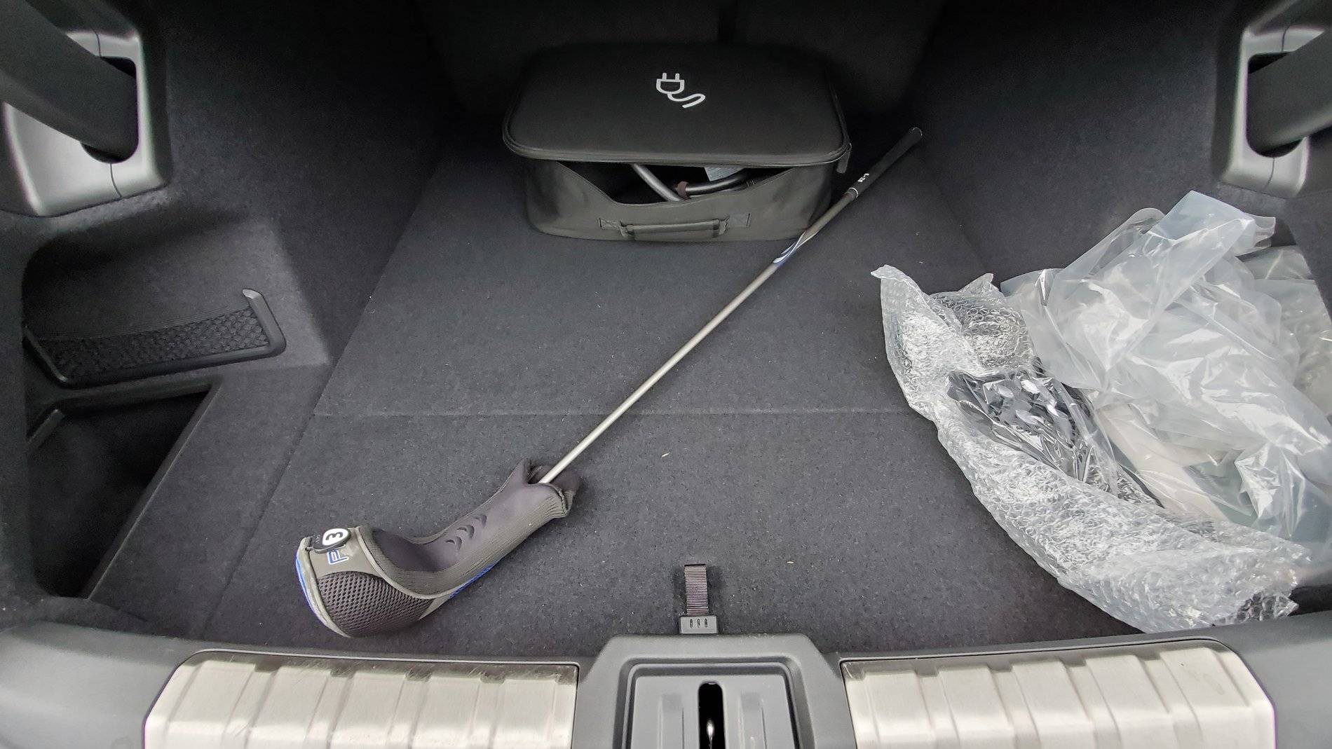 Porsche Taycan Golf clubs in the boot 20200111_143524