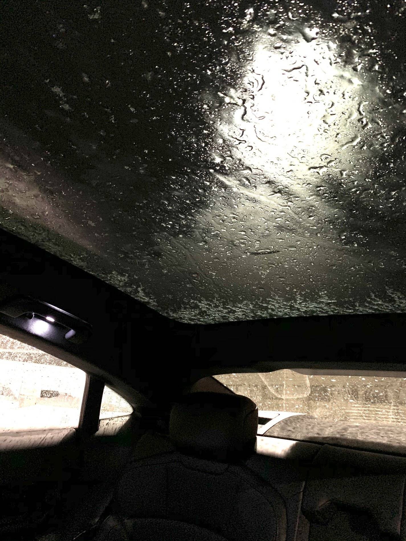 Porsche Taycan Panoramic fixed glass roof v Aluminium roof 23DBB905-FA92-4697-9A8C-6024DB515E16
