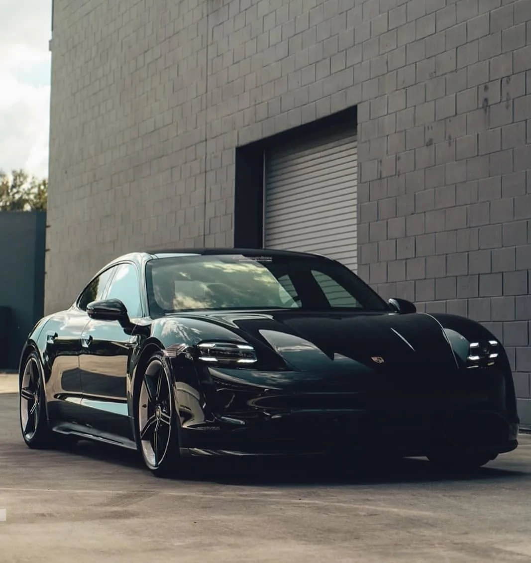 Porsche Taycan BLACK / JET BLACK Taycan Club Black Taycan Turbo