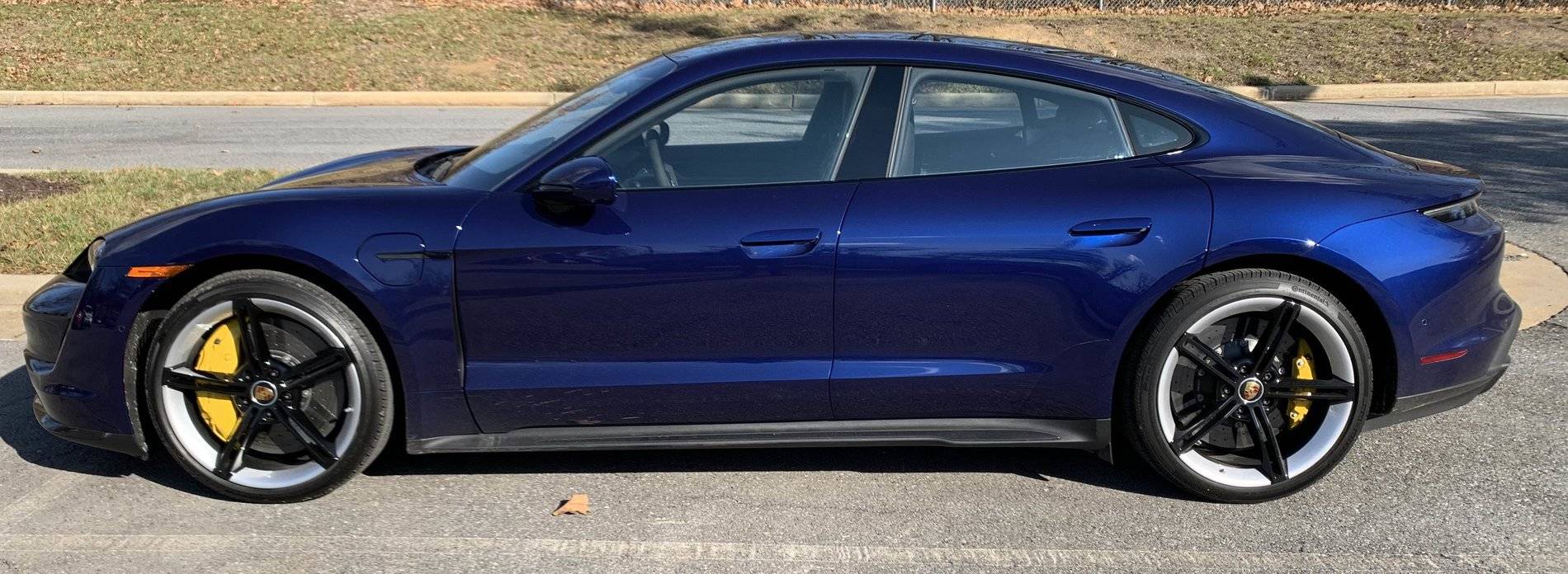 Porsche Taycan GENTIAN BLUE Taycan Club Side