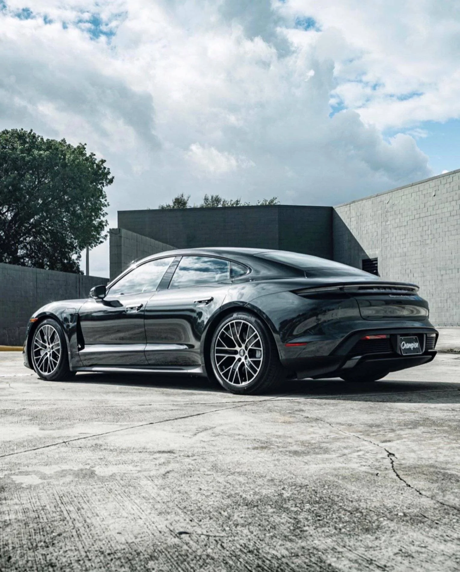 Porsche Taycan VOLCANO GREY Taycan Club F1A30227-4FD0-455B-B3CF-AF8AD2A4A0DC