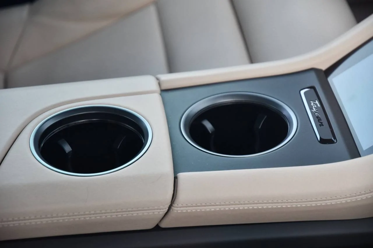 Porsche Taycan Neodyme og standard (black) interior accents.. DSC_3288