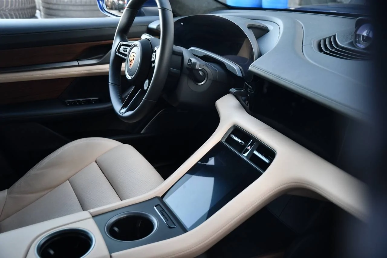 Porsche Taycan Neodyme og standard (black) interior accents.. DSC_3289