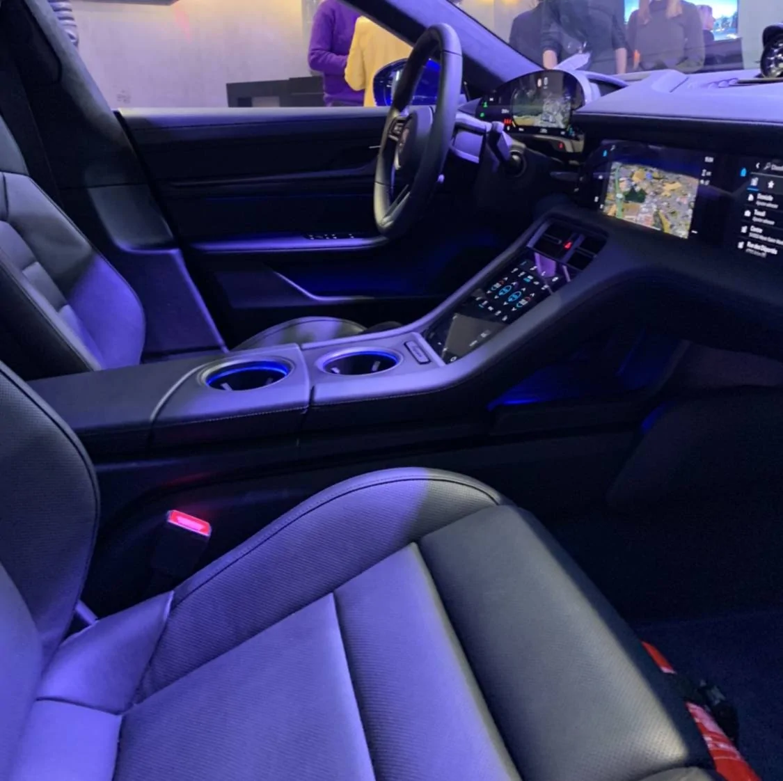 Porsche Taycan Neodyme og standard (black) interior accents.. B233F337-0767-4982-A493-9B50C5E7FF11