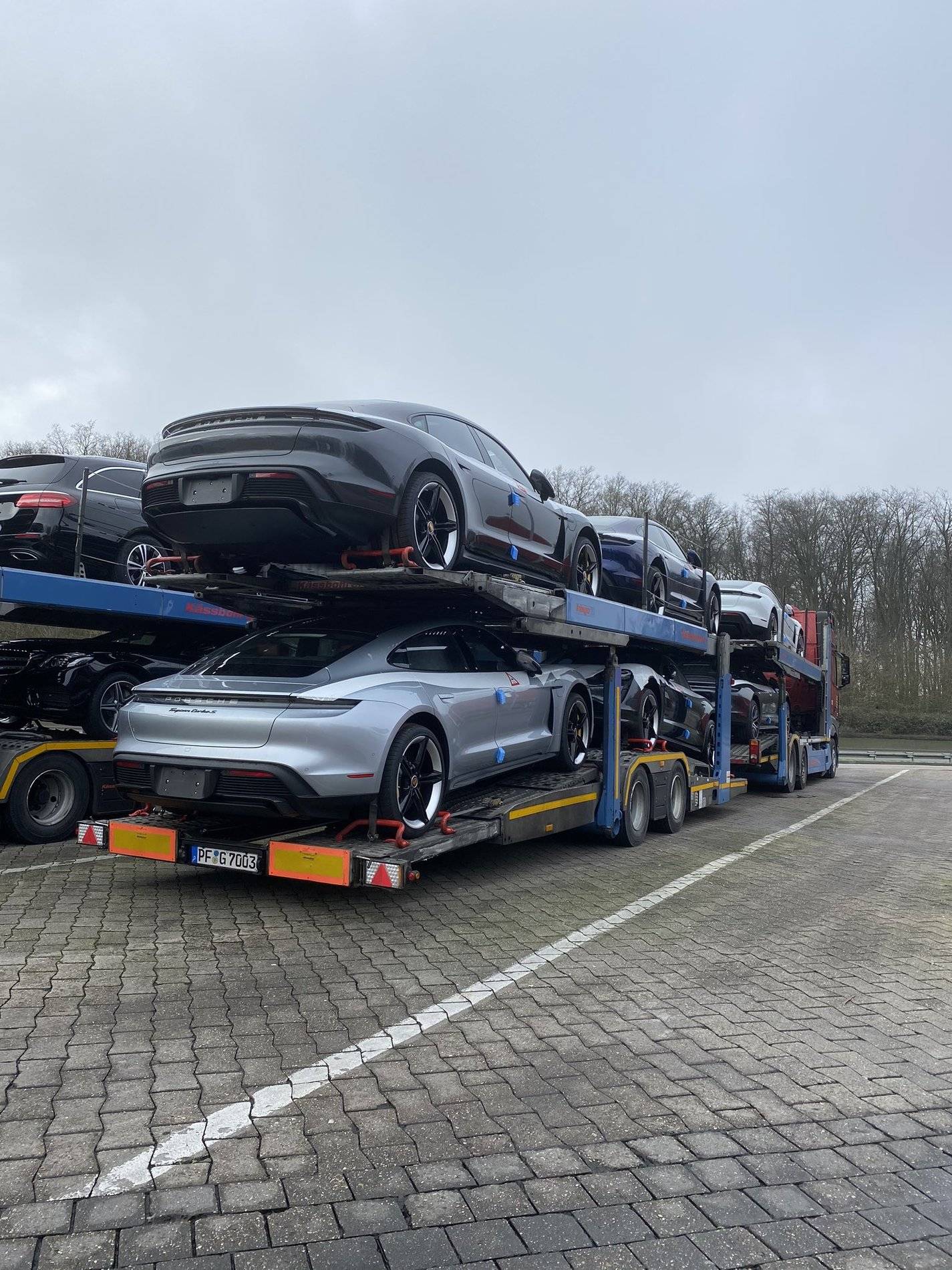 Porsche Taycan DOLOMITE SILVER Taycan Club Taycan transport Dolomite Silver