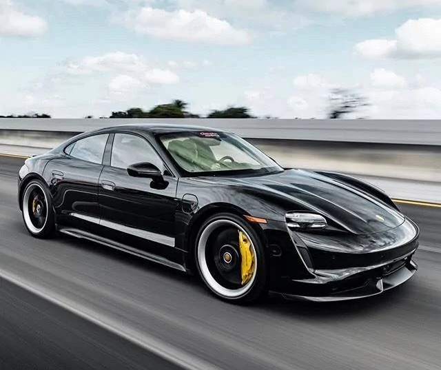 Porsche Taycan BLACK / JET BLACK Taycan Club Black Taycan in motion 2