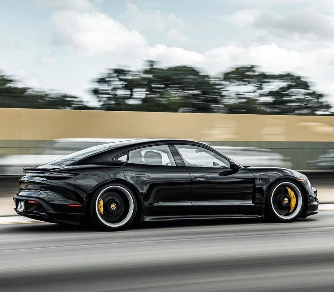 Porsche Taycan BLACK / JET BLACK Taycan Club Black Taycan in motion 1