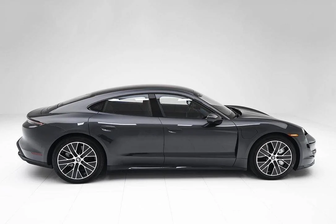 Porsche Taycan VOLCANO GREY Taycan Club 0F21697E-A8D1-4816-99FA-F51714CAFD5E