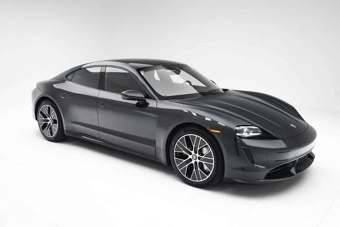 Porsche Taycan VOLCANO GREY Taycan Club 081B5C44-D770-4DA9-80AE-16A96195EA3C