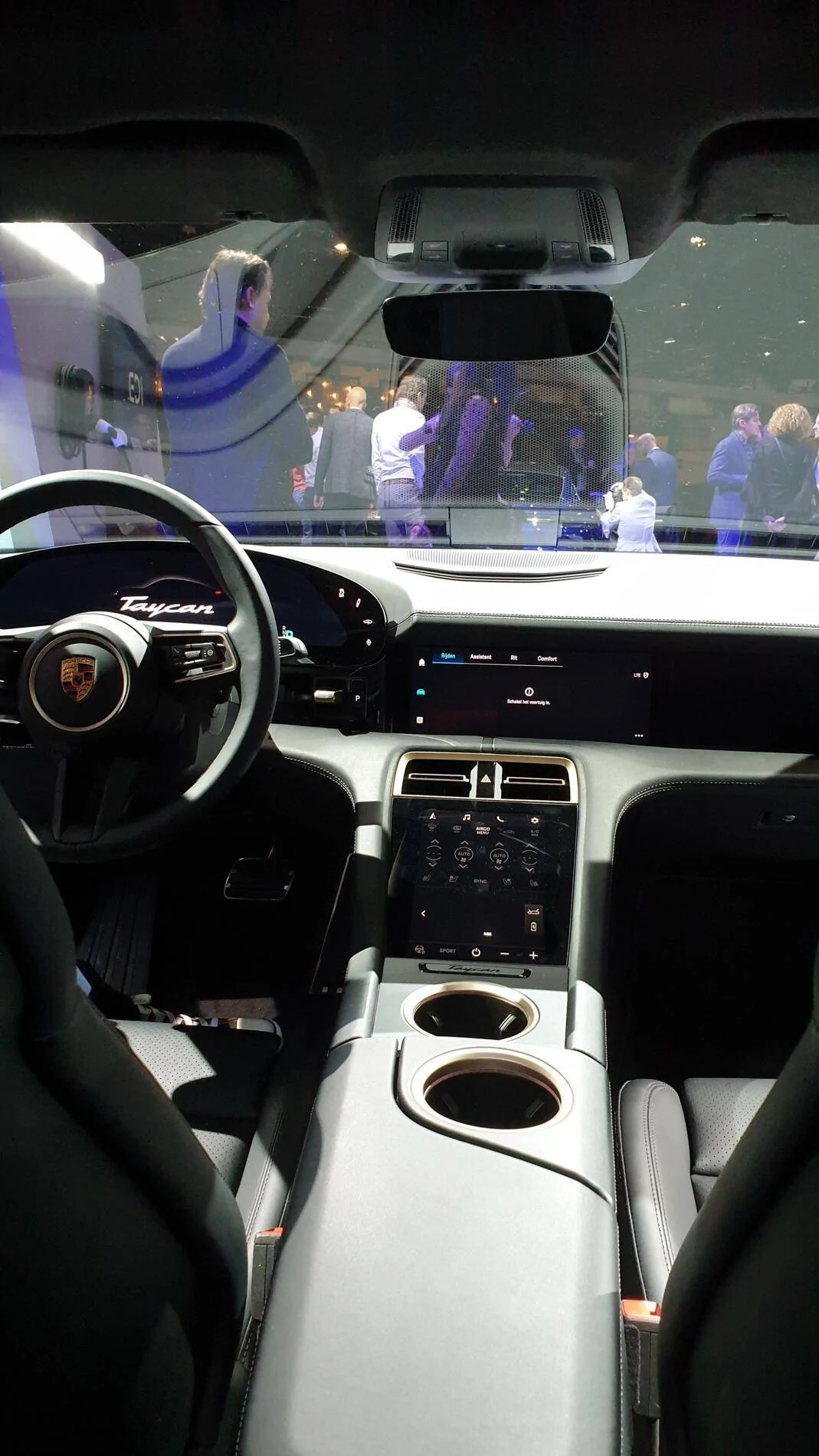 Porsche Taycan Taycan interior comparison photos? 1579982673544