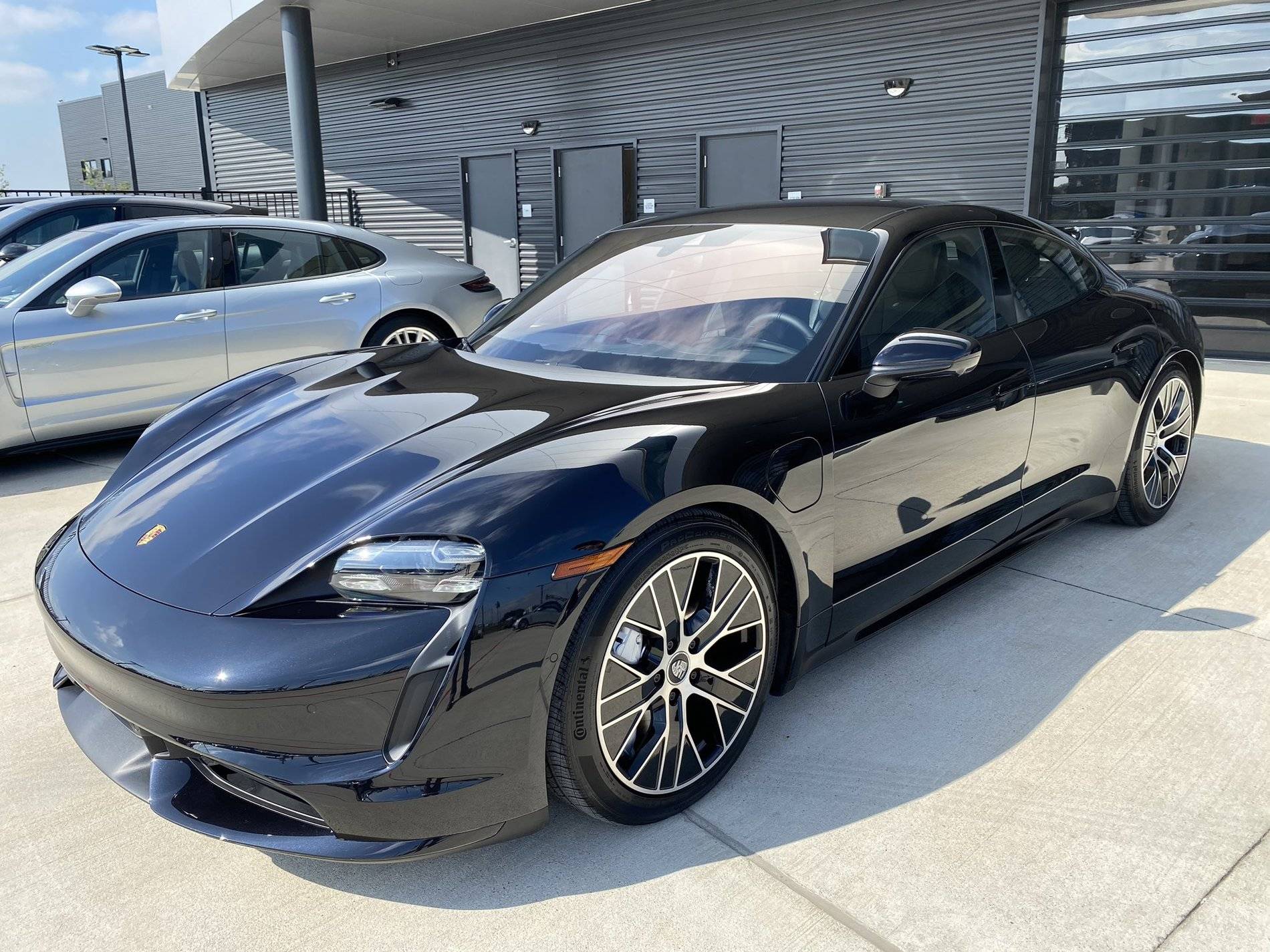 Porsche Taycan BLACK / JET BLACK Taycan Club Black Porsche Taycan Turbo 1