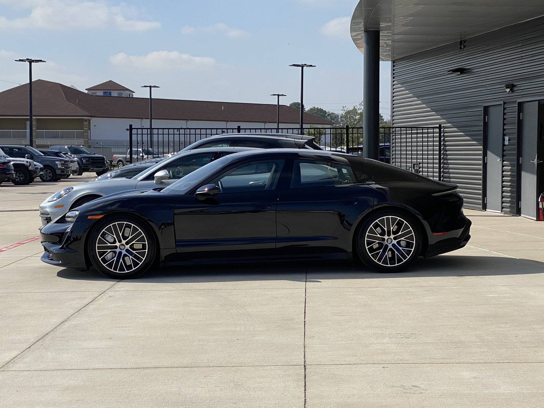 Porsche Taycan BLACK / JET BLACK Taycan Club Black Porsche Taycan Turbo 2