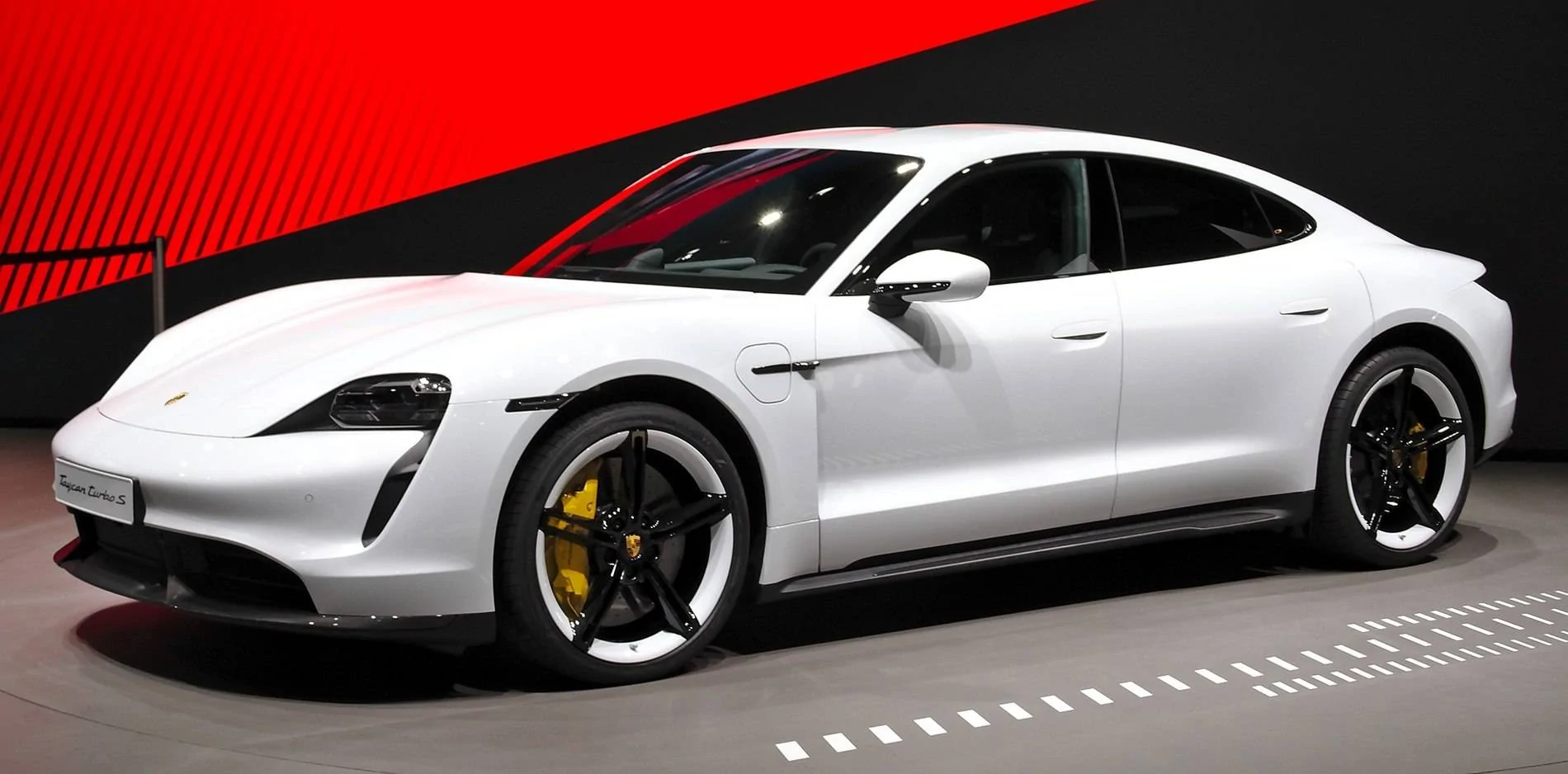 Porsche Taycan White Mission E wheels on white 4S? 1920px-Porsche_Taycan_at_IAA_2019_IMG_0786