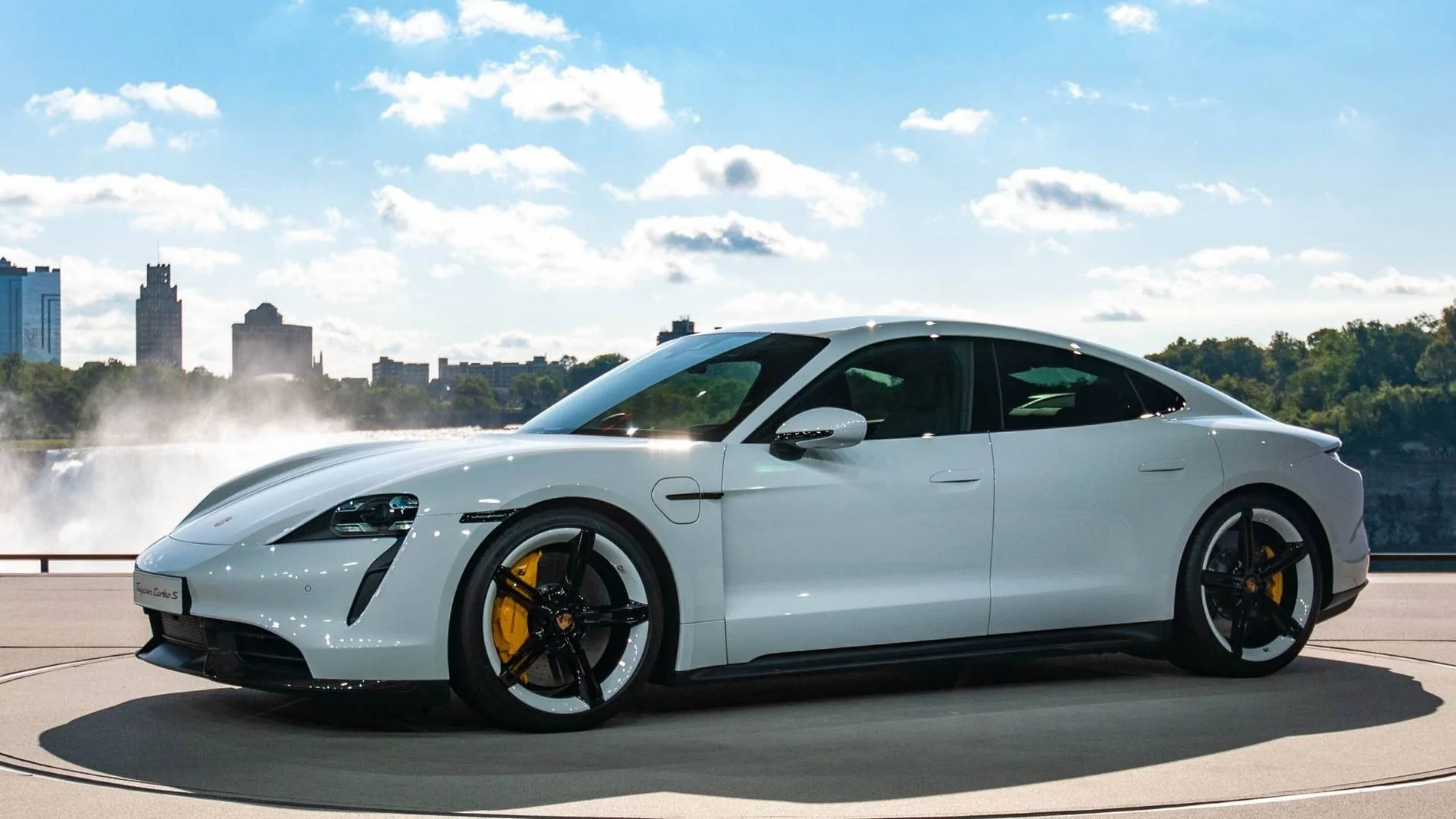 Porsche Taycan White Mission E wheels on white 4S? 2020-porsche-taycan_100714595