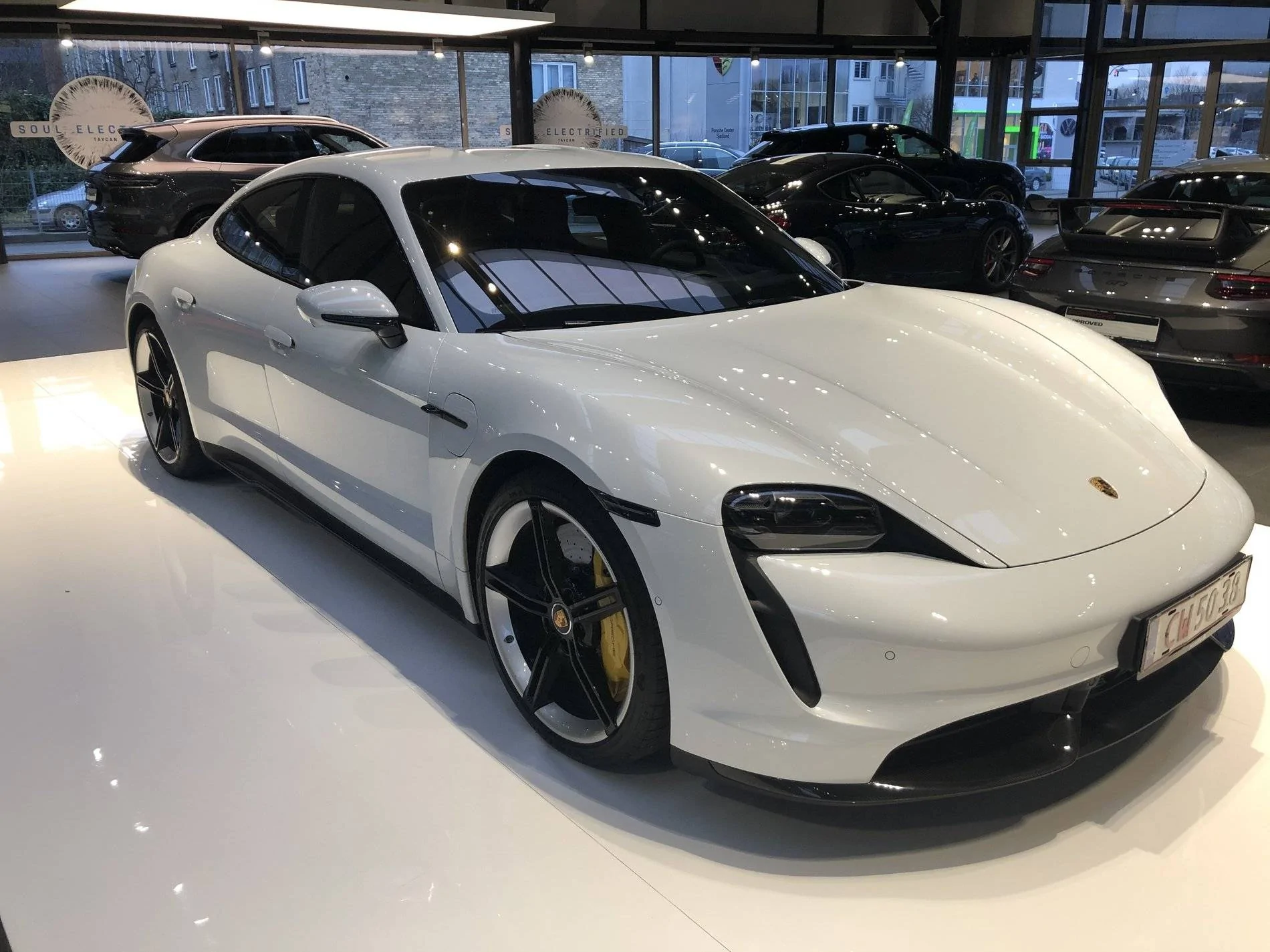 Porsche Taycan CARRARA WHITE Taycan Club BEAA70FC-2624-4676-9176-867D2EACF1D1