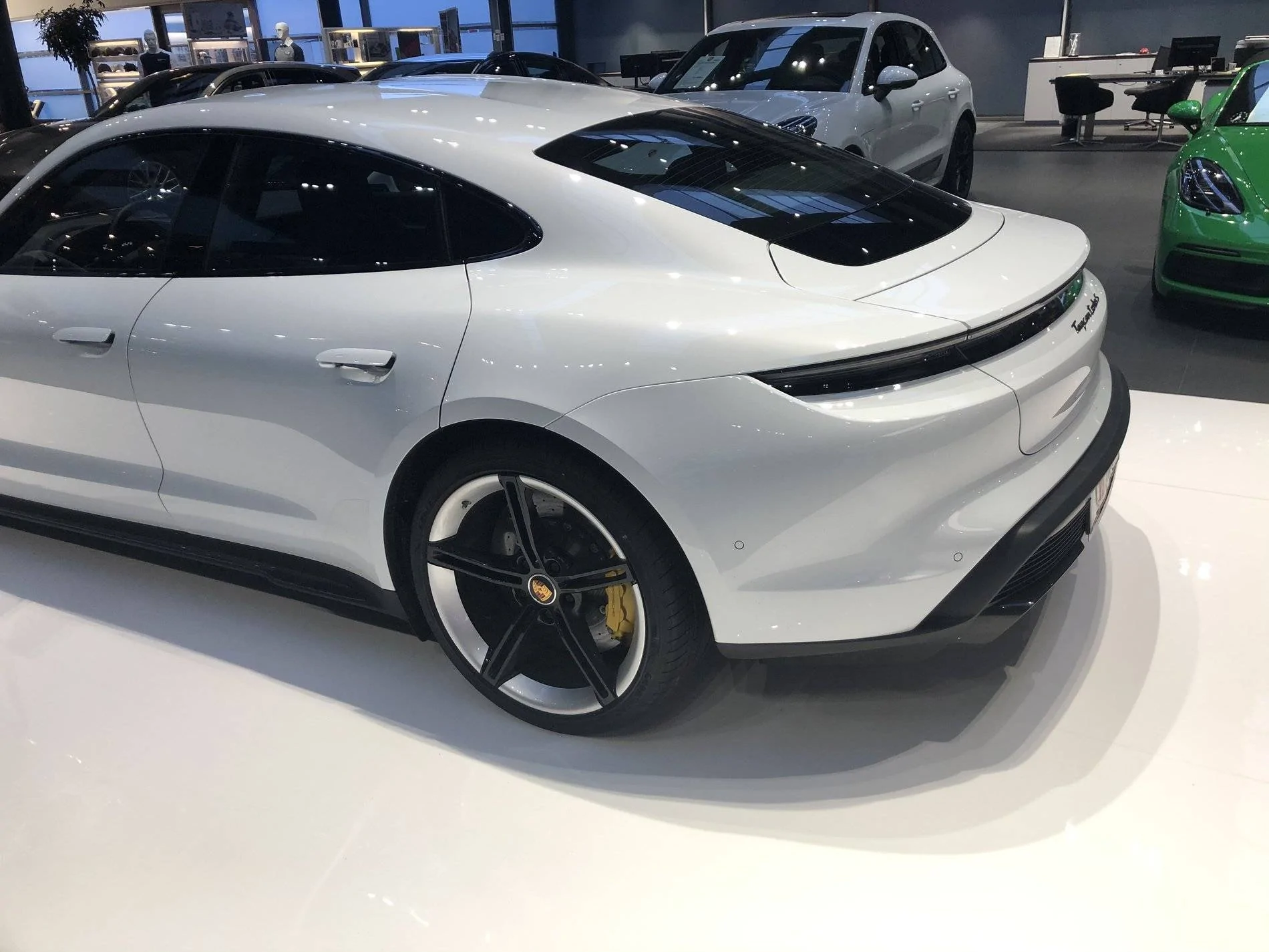 Porsche Taycan CARRARA WHITE Taycan Club AB57AD91-8734-4A32-9078-983AC2F02B39