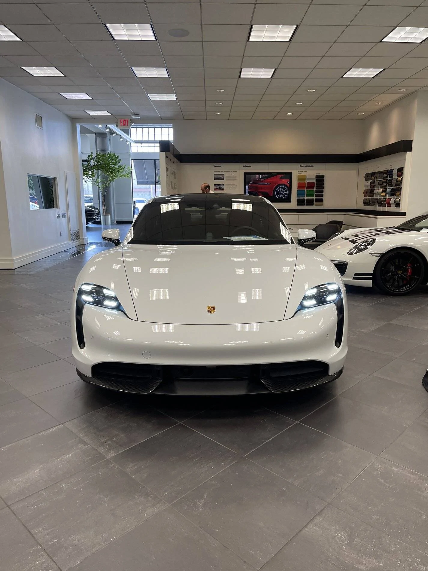 Porsche Taycan CARRARA WHITE Taycan Club 72F71847-4F63-492F-8841-E2AF97367954