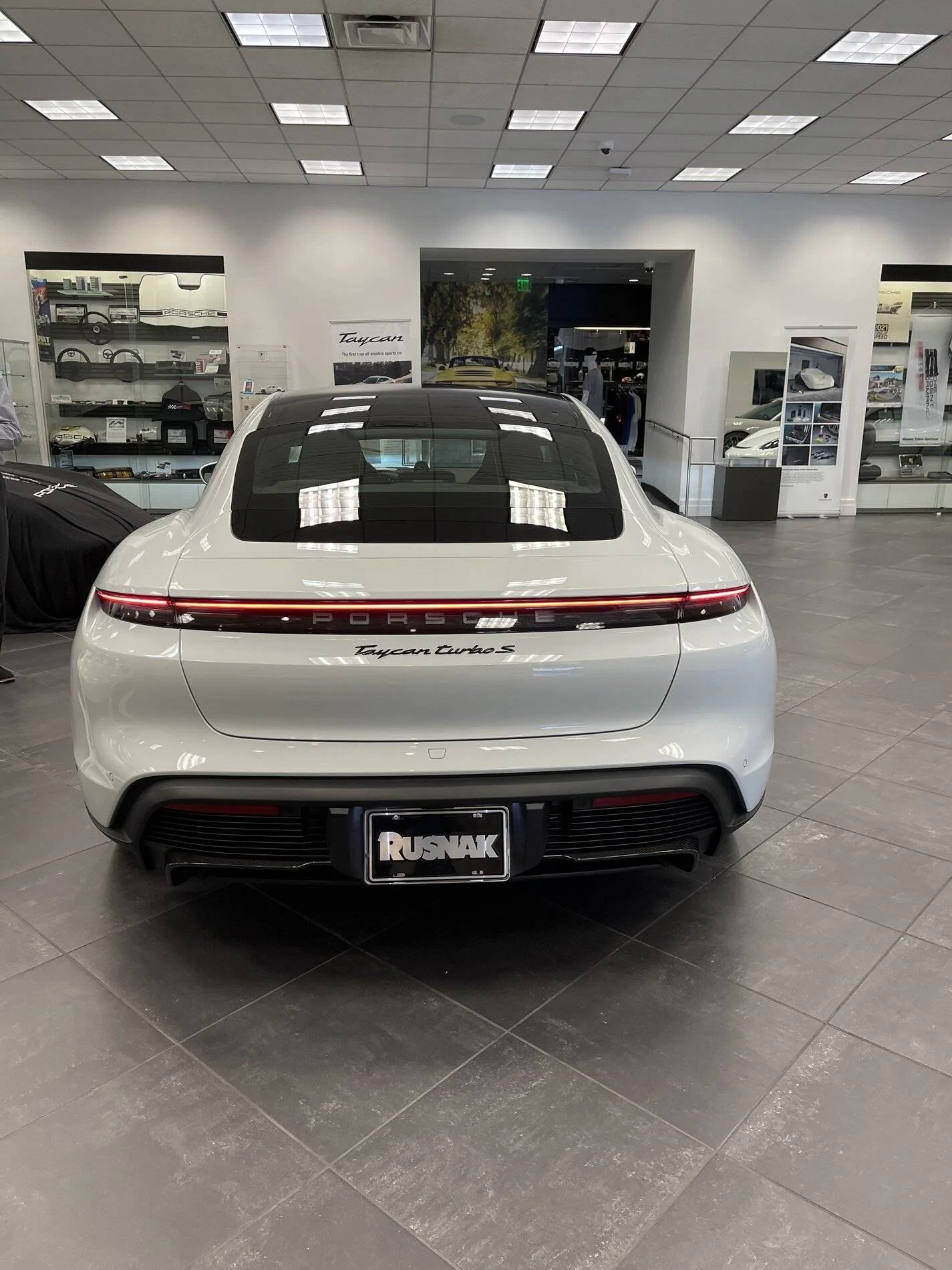 Porsche Taycan CARRARA WHITE Taycan Club B0DC446C-69C7-41AA-8CBA-E0DD457FB94B