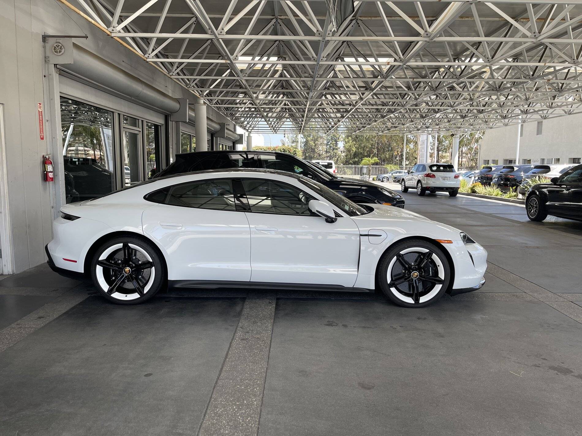 Porsche Taycan CARRARA WHITE Taycan Club 66BBE306-CD17-4657-99CE-331940C8ADDD