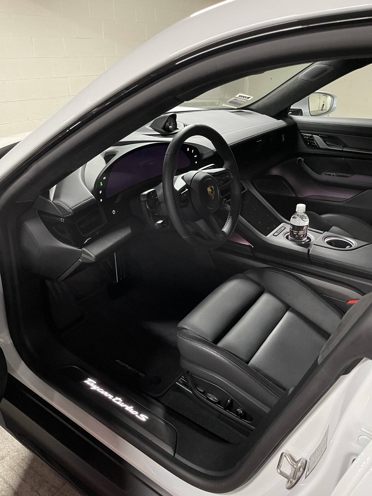 Porsche Taycan CARRARA WHITE Taycan Club F1E671BC-530C-45F7-9B52-521A4302F9AA
