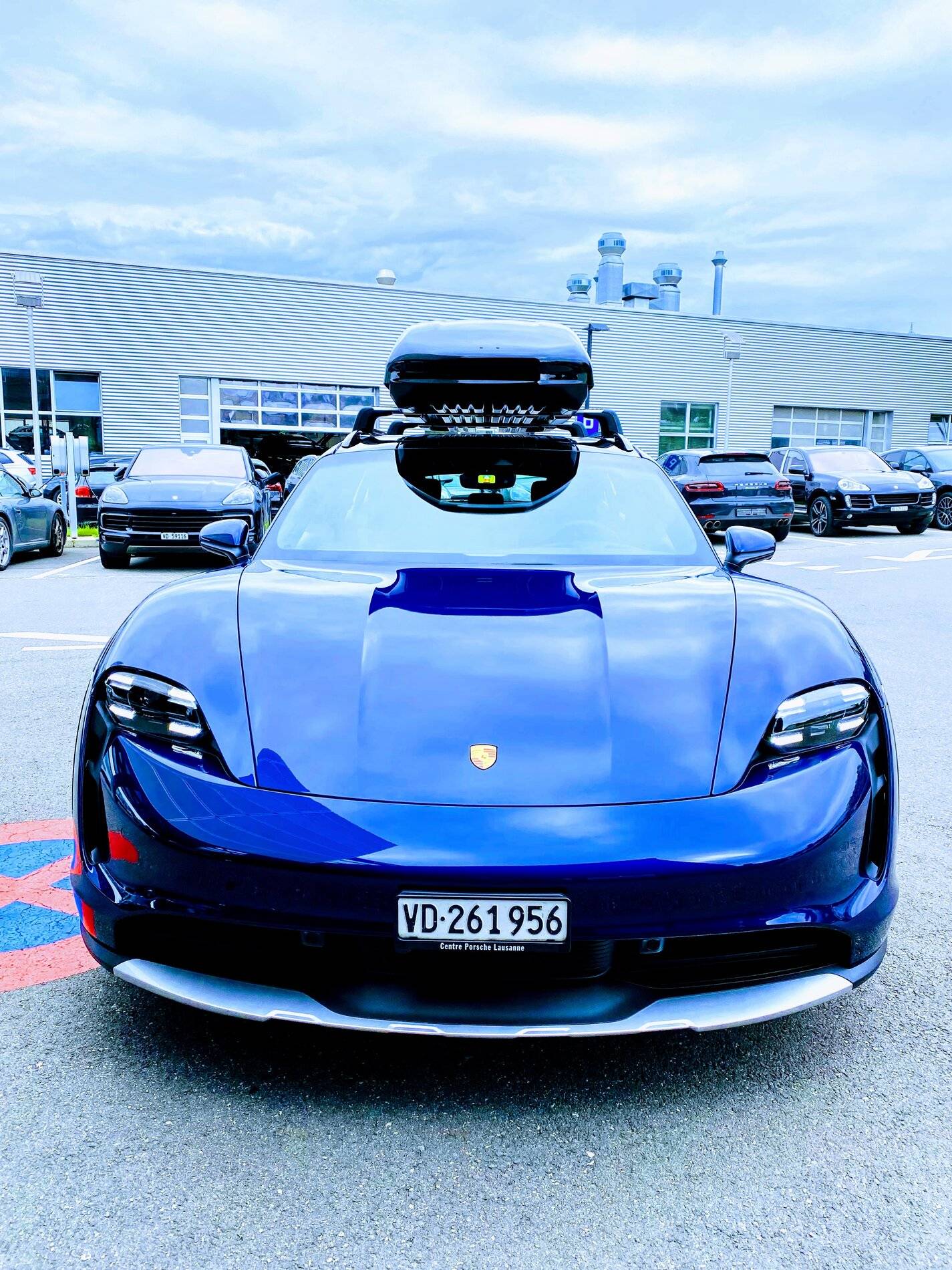 Porsche Taycan GENTIAN BLUE Taycan Club A109E985-6795-47C0-983D-E5E1BAFB916E