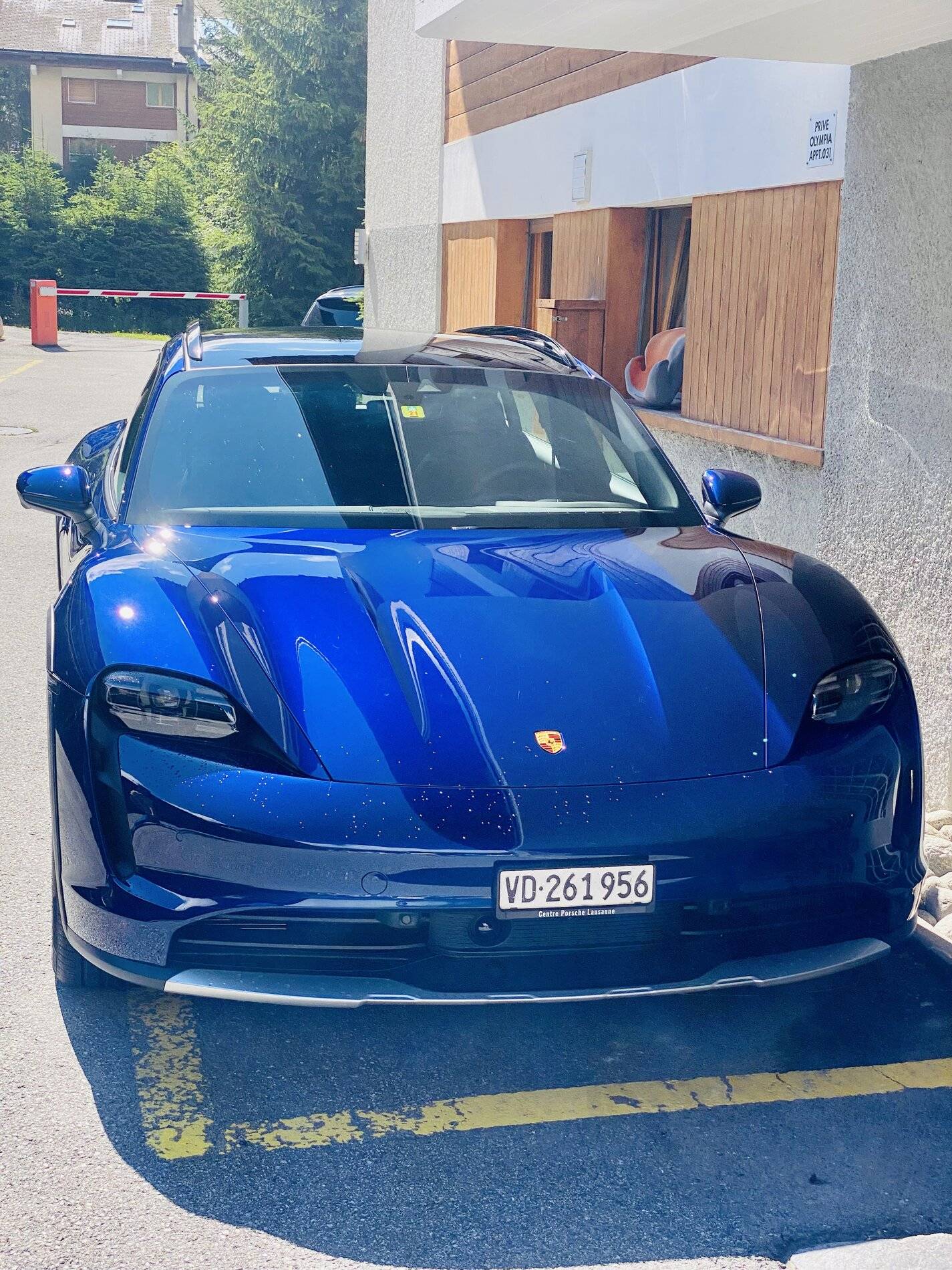 Porsche Taycan GENTIAN BLUE Taycan Club 4C3263D0-6433-46FF-8AAD-4129E70432FA