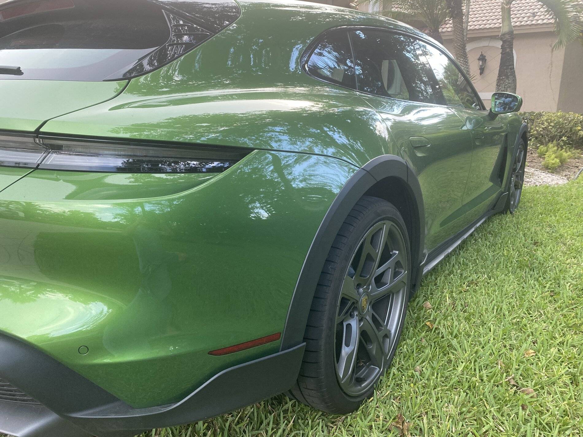 Porsche Taycan Cool Mamba Green CT Display DFDC15C5-3EA2-41B8-8A30-B6AA1C63101A