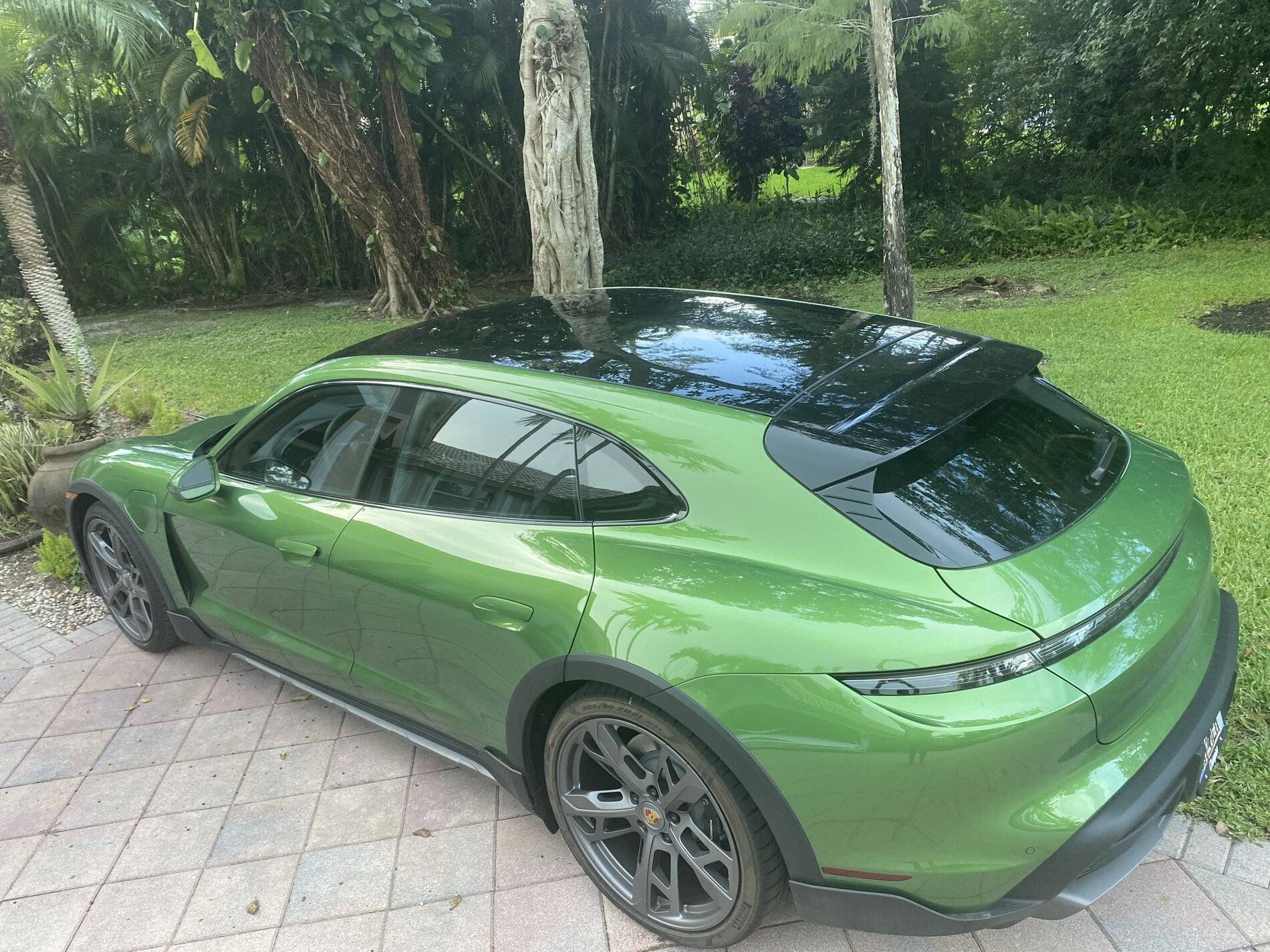Porsche Taycan Cool Mamba Green CT Display 0E9F6AD5-71EB-4D87-94F6-FC407BB65EAA